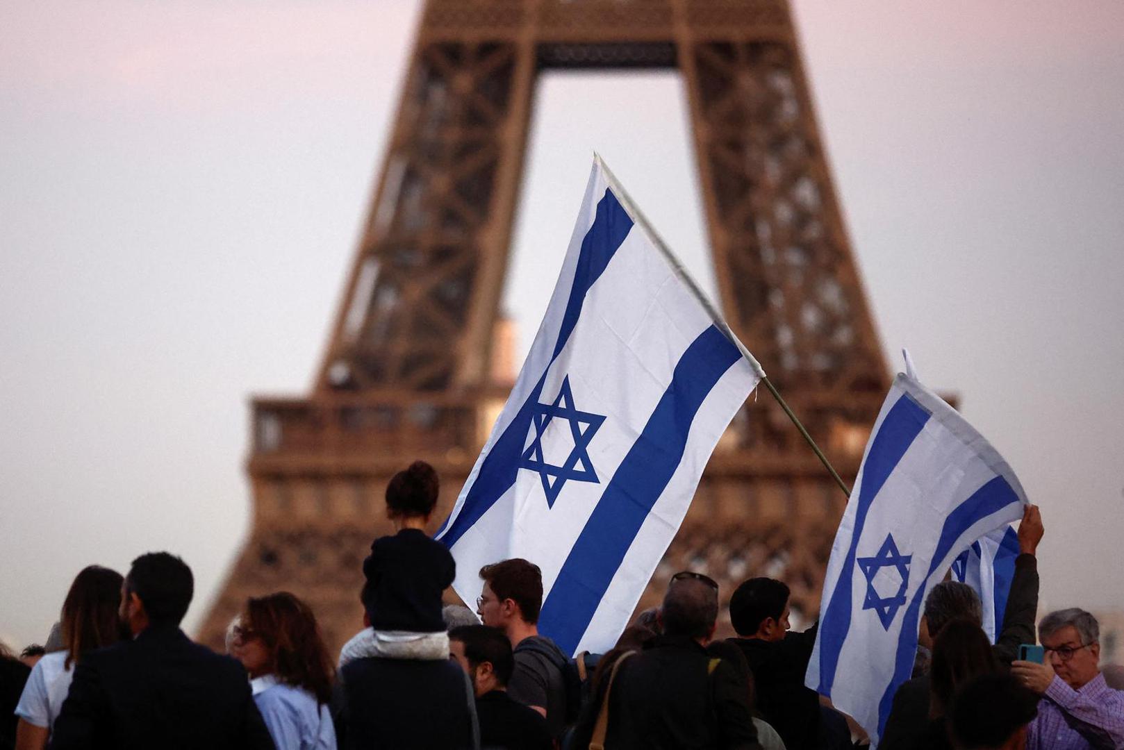 Israel supporters hold flags as they protest, following Hamas' biggest attack on Israel in years, in Paris, France, October 9, 2023. REUTERS/Benoit Tessier Photo: BENOIT TESSIER/REUTERS