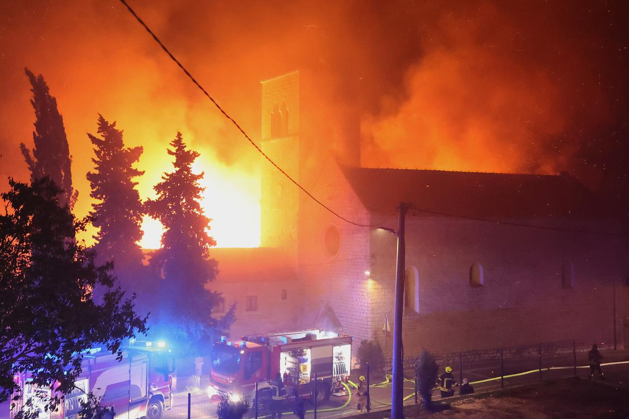 Veliki požar zahvatio samostan i crkvu Sv. Križa na Čiovu