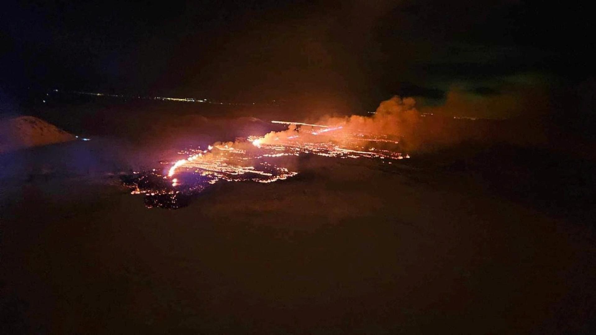 Na snimkama i u prijenosima uživo lokalne novinske kuće RUV vidi se kako izlazi lava.