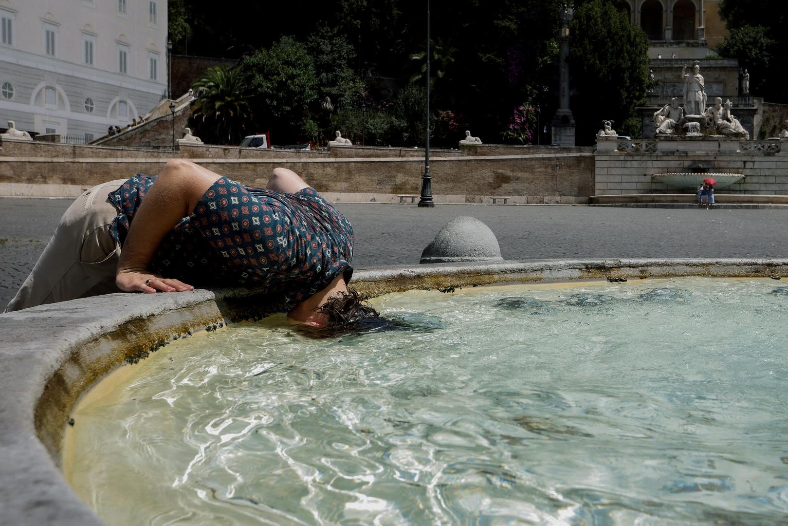 A person cools off at the Piazza del Popolo, during a heatwave in Rome, Italy July 18, 2023.    REUTERS/Remo Casilli    TPX IMAGES OF THE DAY            SEARCH "YEAR-END CLIMATE" FOR THIS STORY. SEARCH "REUTERS YEAR-END" FOR ALL BEST OF 2023 PACKAGES. Photo: REMO CASILLI/REUTERS