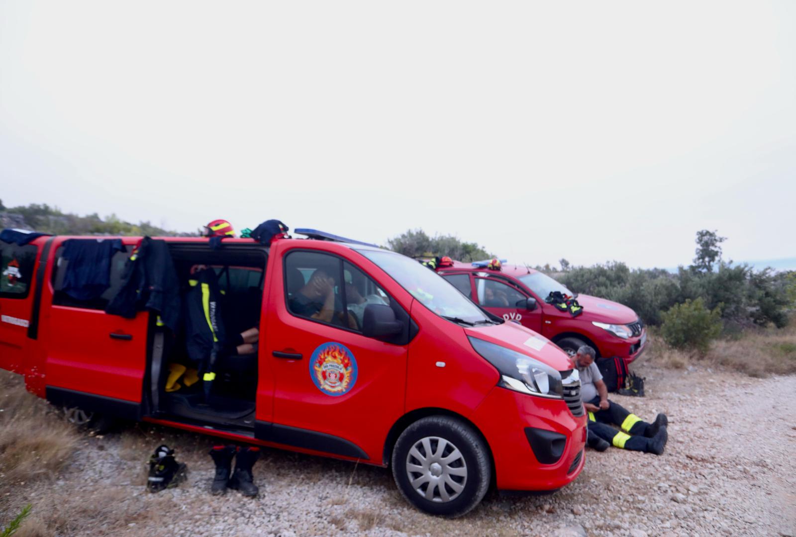 U Tučepima 306 vatrogasaca sa 77 vozila pokušavaju od utorka navečer suzbiti vatrenu stihiju na otvorenom prostoru koja je nošena vjetrom zahvatila i Park prirode Biokovo, te došla do Podgore u kojoj su sinoć stanovnike prebacili iz njihovih kuća u školu.