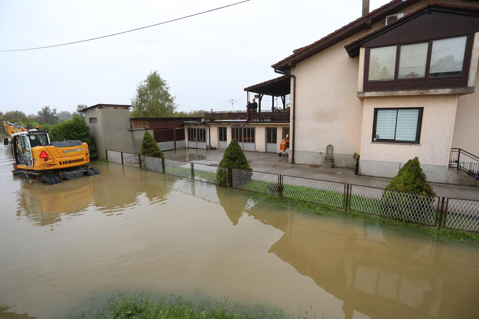 04.10.2024., Karlovac - Zbog visokog vodostaja rijeke Kupe koji je u 9 sati bio na 768 cm proglasene su izvanredne mjere od poplava.  Photo: Kristina Stedul Fabac/PIXSELL