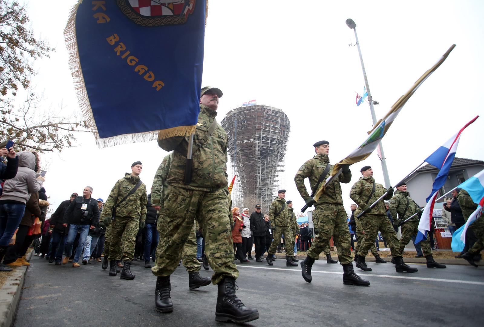 Kolonu, drugu godinu zaredom, predvode hrvatski branitelji i članovi obitelji ubijenih, zatočenih i nestalih branitelja Vukovara, iza njih su pripadnici Hrvatske vojske