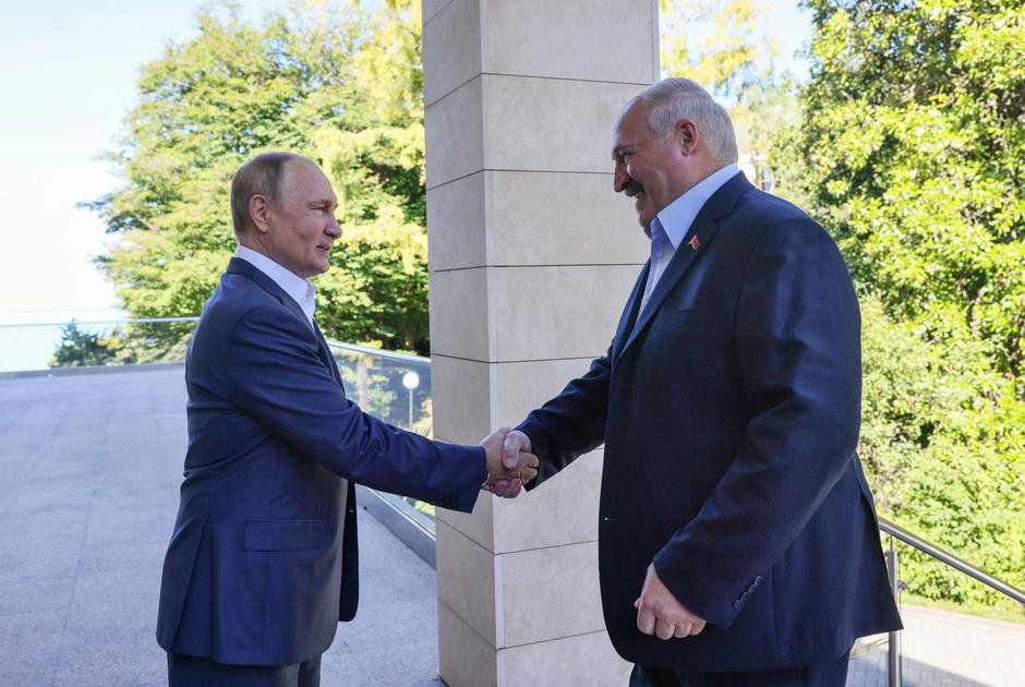 Russian President Putin and Belarusian President Lukashenko meet in Sochi