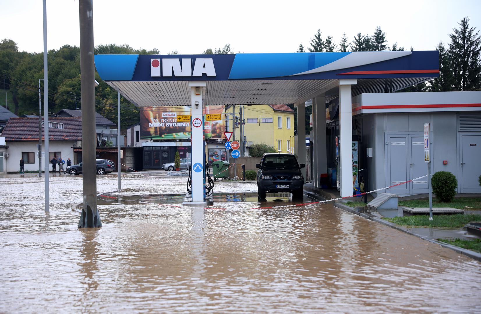 04.10.2024., Kiseljak, Bosna i Hercegovina - Zbog obilnih padalina poplavljene su ulice u Kiseljaku. Photo: Armin Durgut/PIXSELL