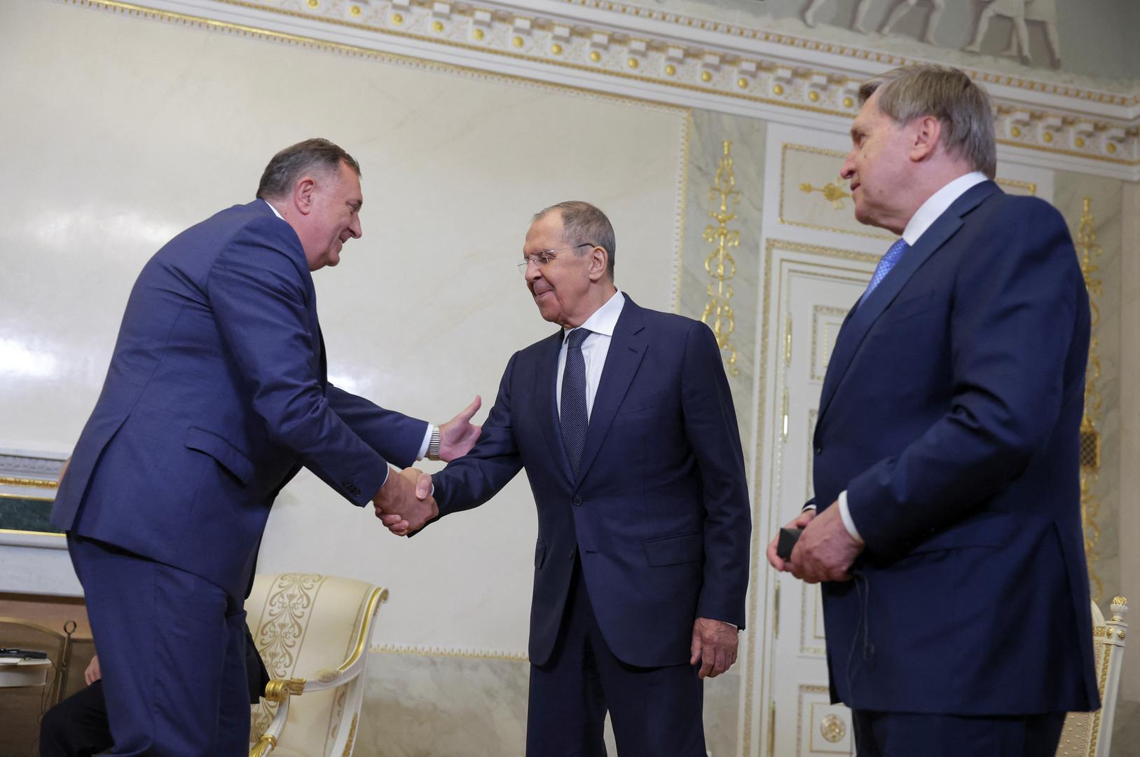 President of Republika Srpska (Serb Republic) Milorad Dodik greets Russia's Foreign Minister Sergei Lavrov and Presidential Aide Yuri Ushakov as he meets with President Vladimir Putin on the sidelines of the St. Petersburg International Economic Forum (SPIEF) in Saint Petersburg, Russia June 6, 2024. REUTERS/Anton Vaganov/Pool Photo: ANTON VAGANOV/REUTERS