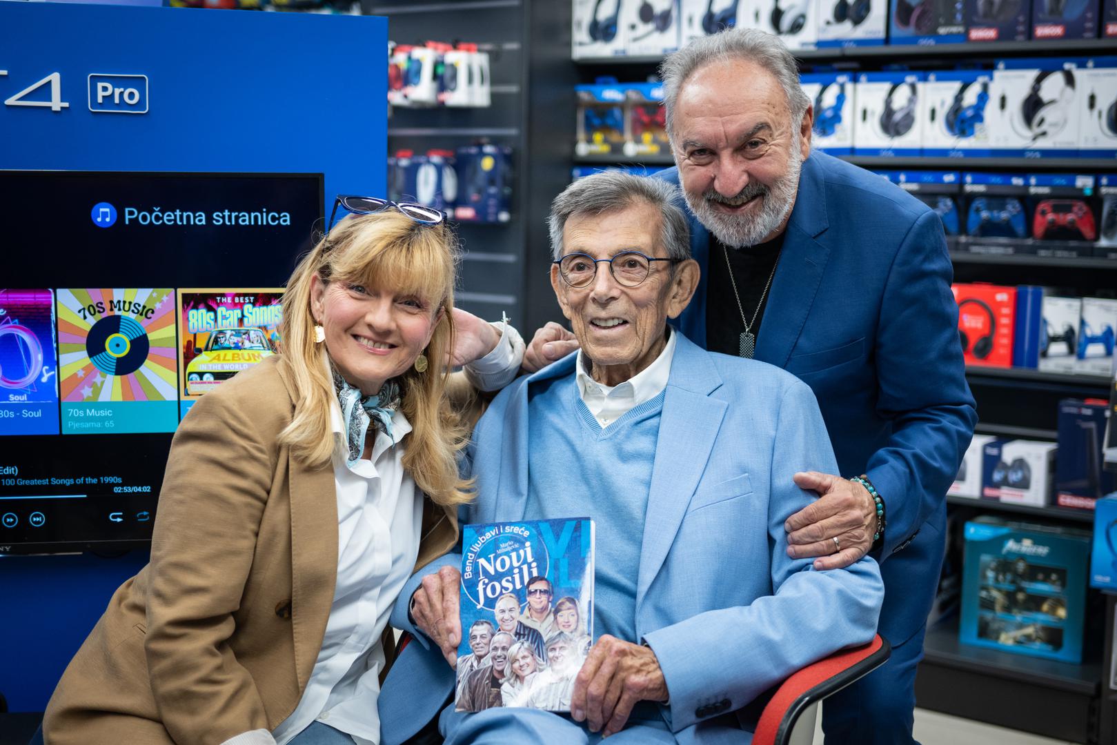 Brojni obožavatelji Novih fosila danas su stigli u Tisak centar u Zagrebu na potpisivanje knjige “Novi fosili - bend ljubavi i sreće”, u kojoj je autor Mario Mihaljević pisao o jednoj od naših najomiljenijih pop grupa svih vremena.  Sanja Doležal, Marinko Colnago i Vladimir Kočiš Zec prisjetili su se brojnih anegdota iz povijesti grupe. 