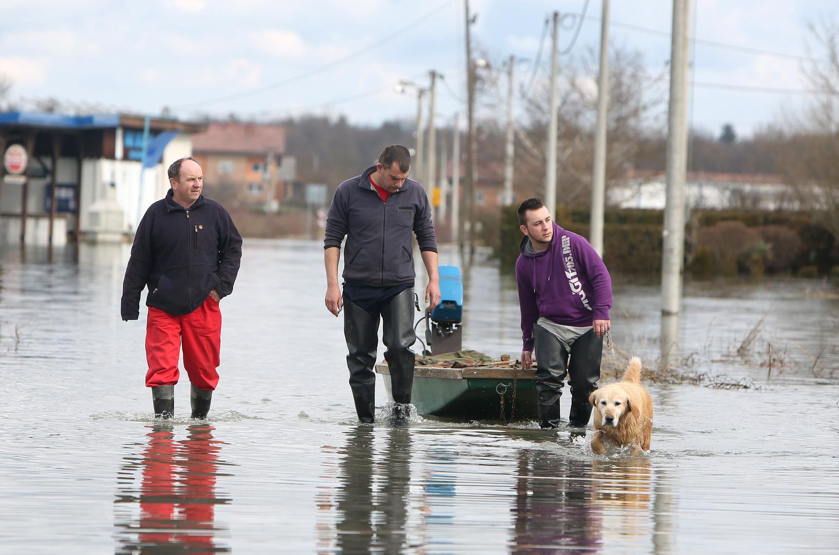 Zbog visokog vodostaja rijeke Kupe zatvorene su brojne lokalne prometnice nizvodno od Karlovca. Oko 450 kućanstava u potpunosti je odsječeno pa do grada mogu jedino čamcima.