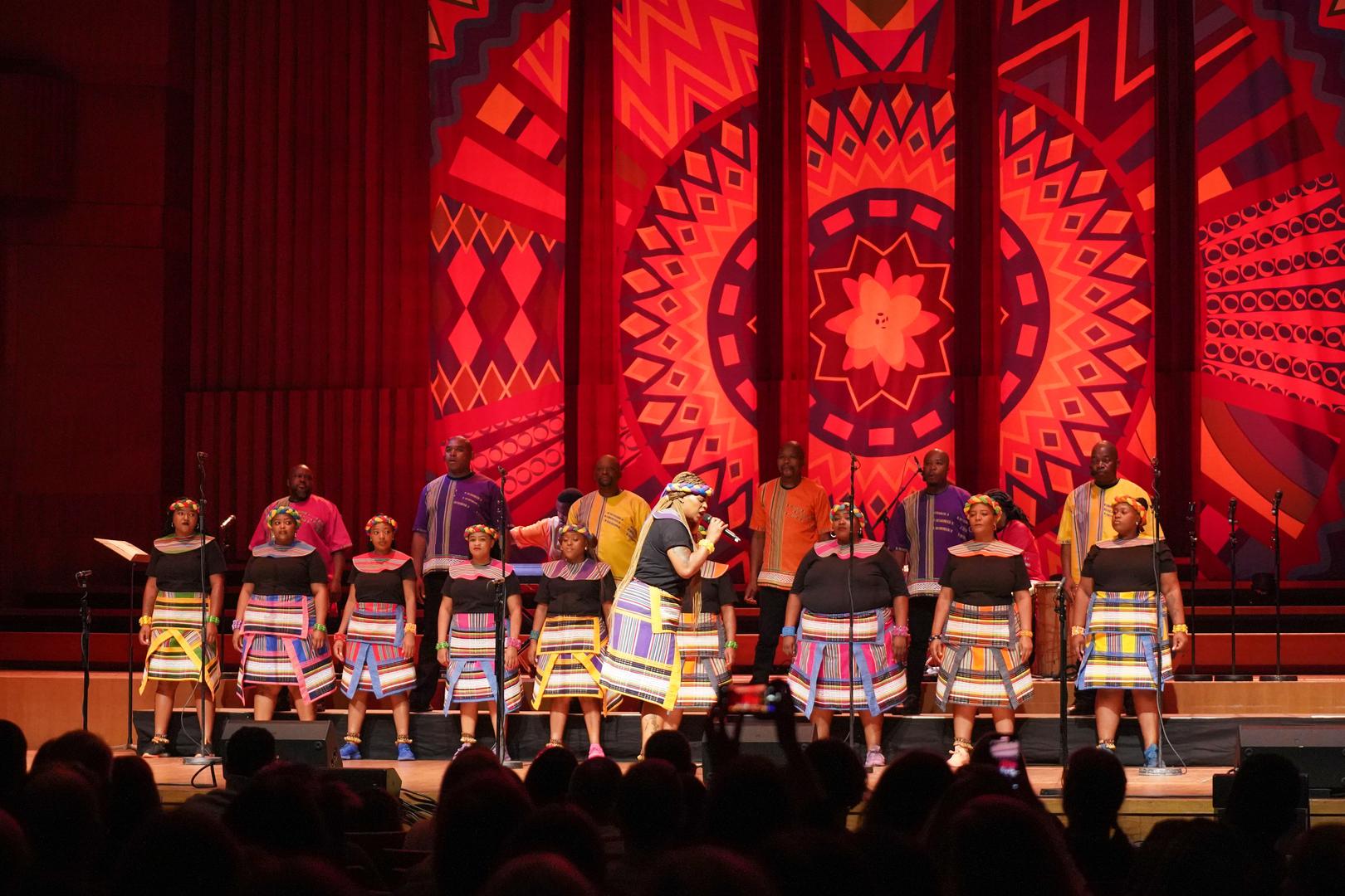 Soweto Gospel Choir nastavlja svoju turneju Hope, ali zagrebačka publika će zasigurno još dugo pamtiti ovu večer prepunu topline, energije i  nade. 