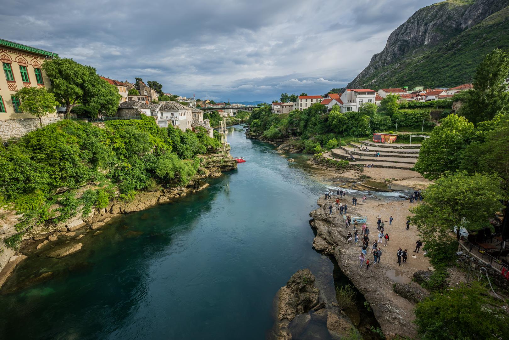 Njen izvor, poznat kao Gornja Neretva, najhladniji je dio rijeke, a čak i ljeti temperatura vode rijetko prelazi sedam stupnjeva Celzijusa. 