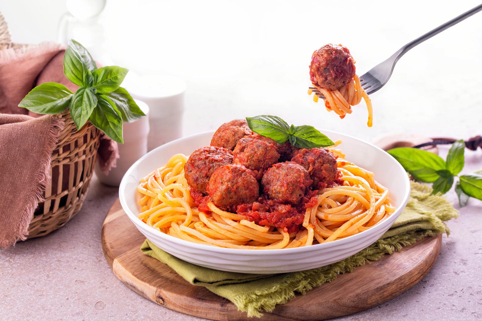 Špageti i mesne okruglice: "Amerikanizirano talijansko jelo kojeg bih se klonio su špageti s mesnim okruglicama. U Italiji se mesne okruglice ili "polpette" obično poslužuju same, možda s kruhom ili prilogom salate, ali nikad sa špagetima. Kombinacija je izrazito američka, zadovoljava želju za obilnim obrocima punim proteina. Iako je popularan i može biti utješan, to je nešto što ne bih skuhao ili naručio jer mu nedostaje autentičnost i ravnoteža okusa koji predstavljaju tradicionalnu talijansku kuhinju", rekao je Fabio Viviani, kuhar i ugostitelj.