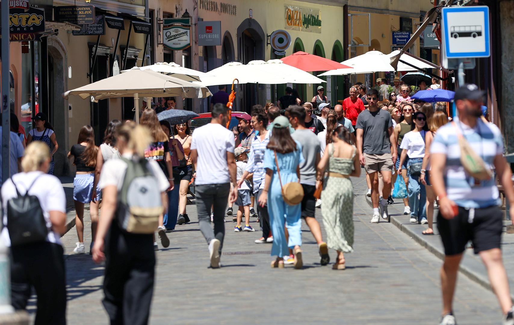 Dok su jedni šetali gradom i razgledavali njegove znamenitosti, drugi su ovu subotu iskoristili za uživanje u kavama, osvježavajućim pićima i sladoledu u ugodnim kafićima. 