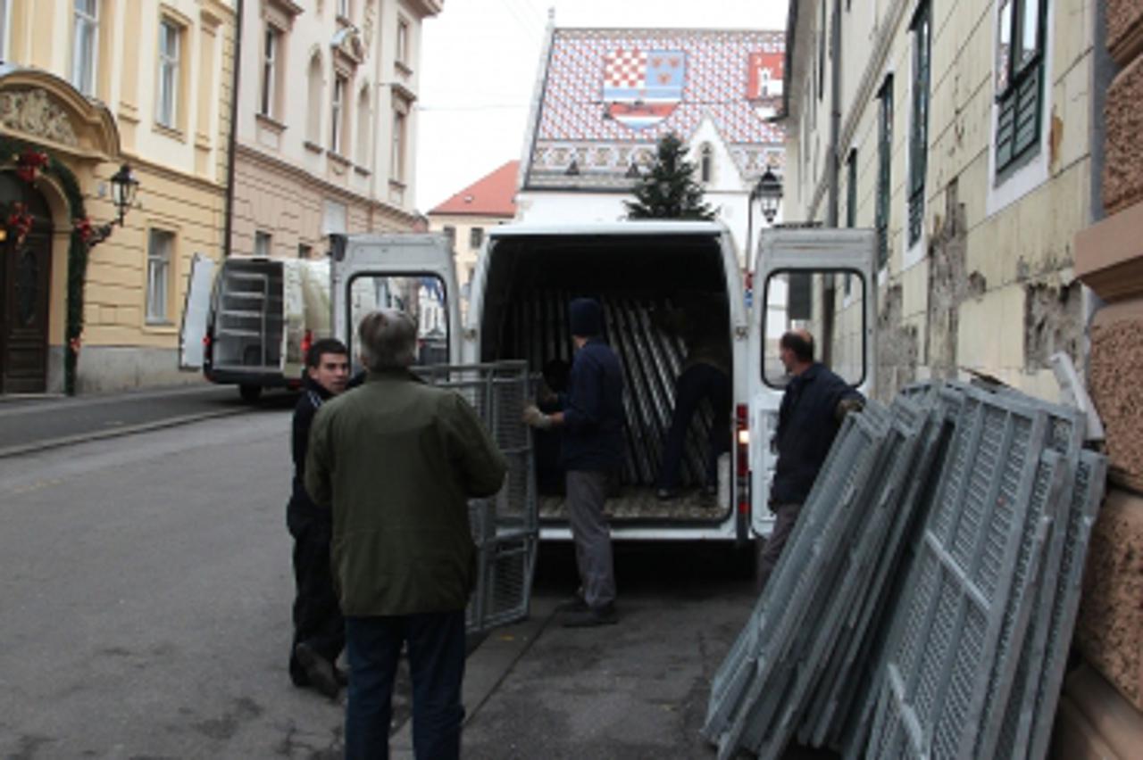 '06.12.2011., Zagreb - Samo dva dana nakon izbora radnici su uklonili protudemonstacijske zapreke oko Markova trga. Zapreke su postavljene za vrijeme velikih prosvjeda protiv vlade Jadranke Kosor.  Ph