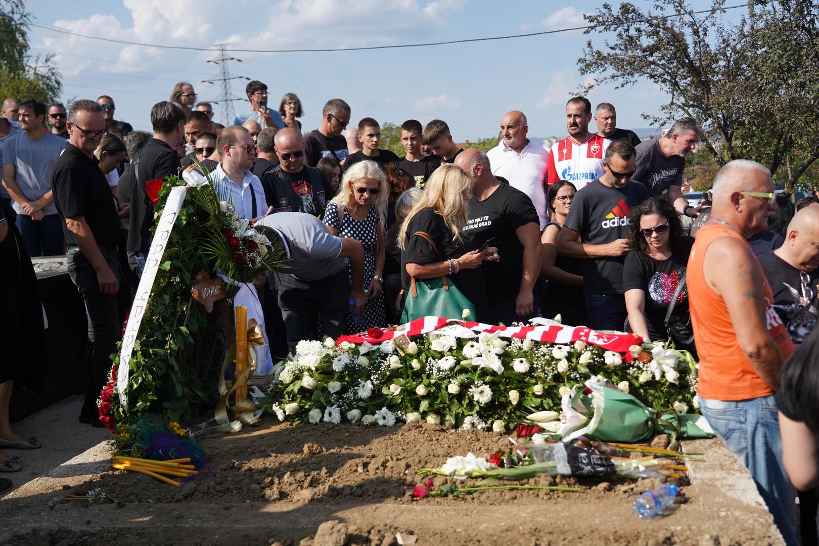 Oko Borinog lijesa se skupilo mnoštvo ljudi koji su ostavljali oproštajne poruke preminulom glazbeniku. 