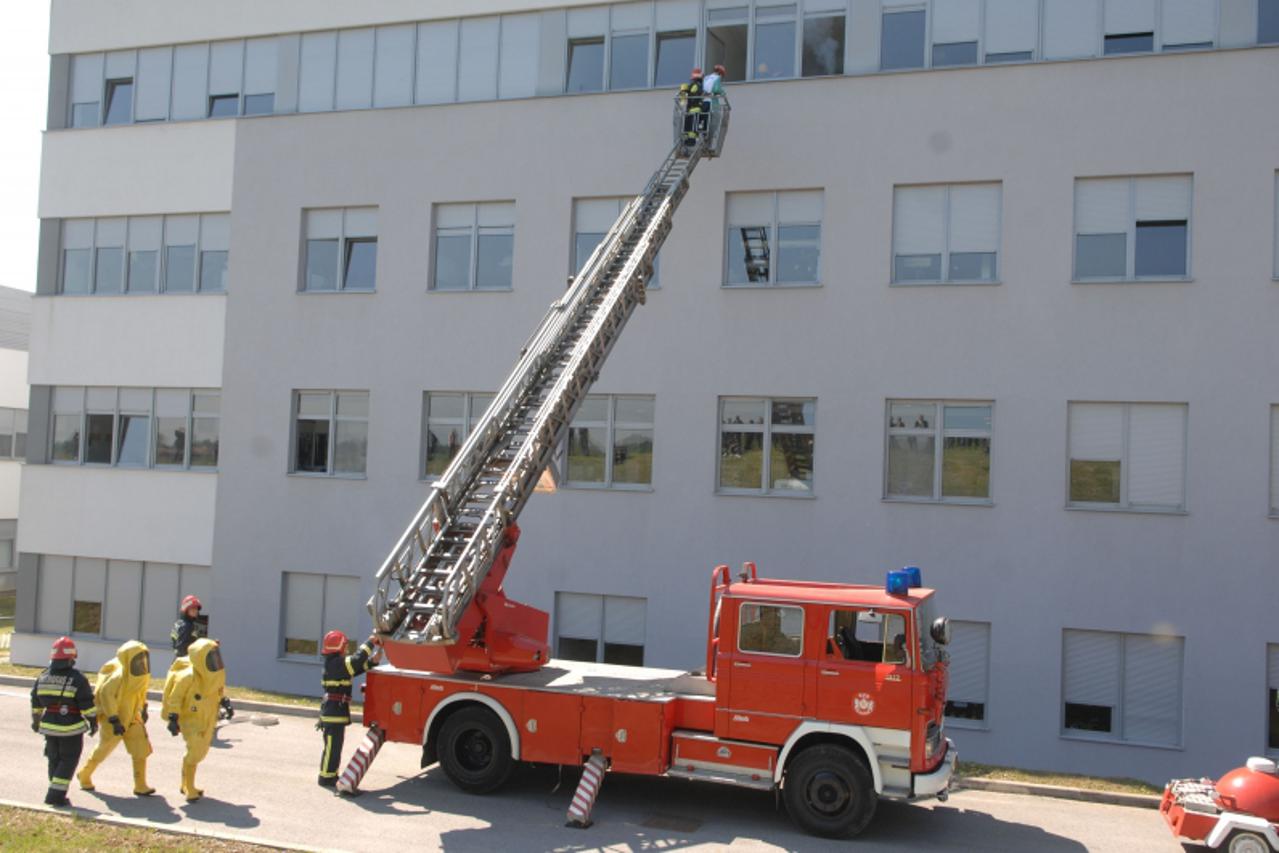 '07.05.2011. Opca bolnica Zabok, Zabok - Pokazna vatrogasna vjezba DVD Bolnica, DVD Spickovina i Javne vatrogasne postrojbe Zabok. Spasavanje pacijenata u slucaju pozara uzrokovanog potresom. Photo: M