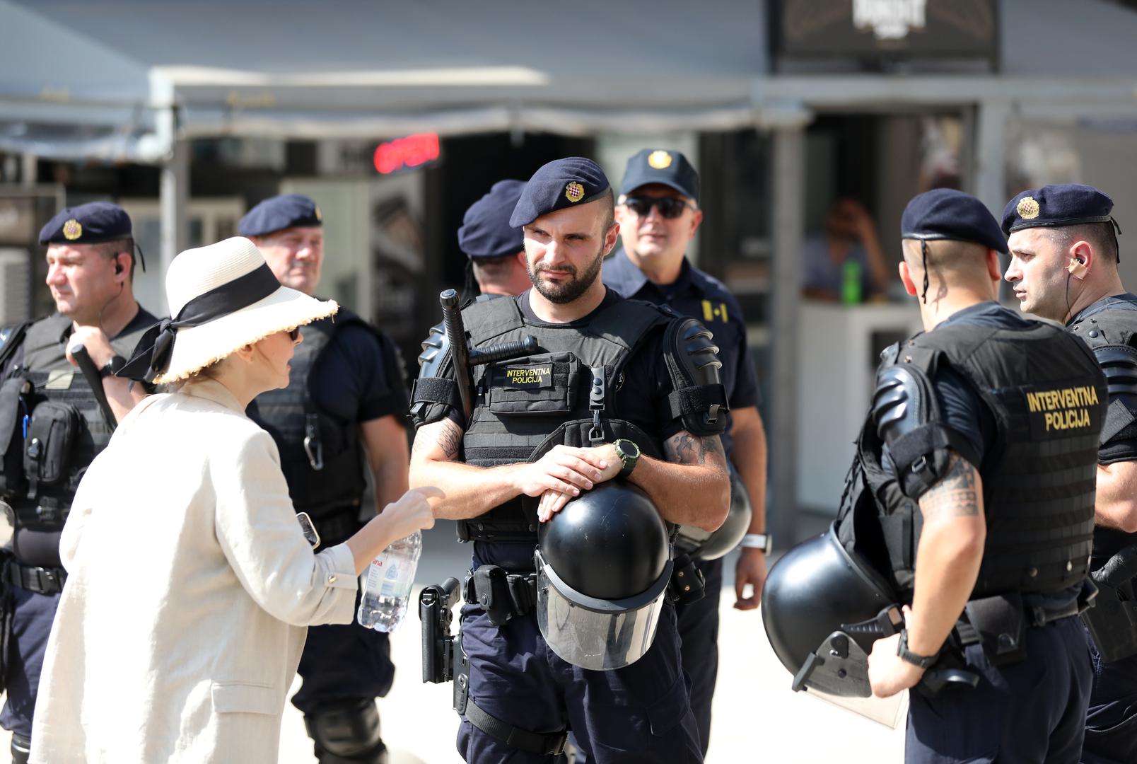 09.07.2024., Pula: Nemali broj interventnih policajaca, blokiran kvart, odvjetnici i rijetki stanari pulske poslovno-stambene zgrade popularne "Porecanke", obiljezili su ovo vruce pulsko jutro. Photo: Sasa Miljevic / PIXSELL/PIXSELL