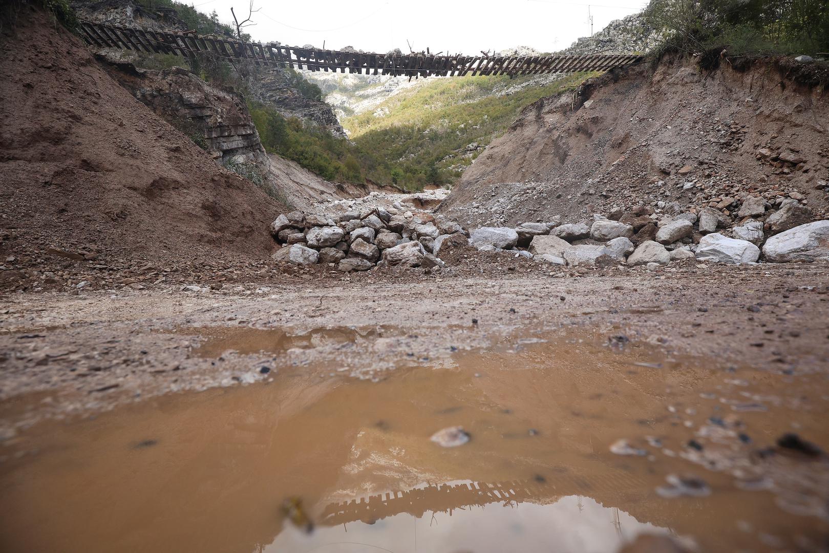 Meteorološke službe upozorile su kako bi nove padaline mogle prouzročiti dodatne odrone i ugroziti objekte i ljude, posebice u Donjoj Jablanici i Buturović polju u općini Konjic pa je stožer Civilne zaštite Federacije BiH u utorak navečer naložio evakuaciju svih stanovnika koji su tamo ostali i pokušavaju raščistiti oštećene domove.