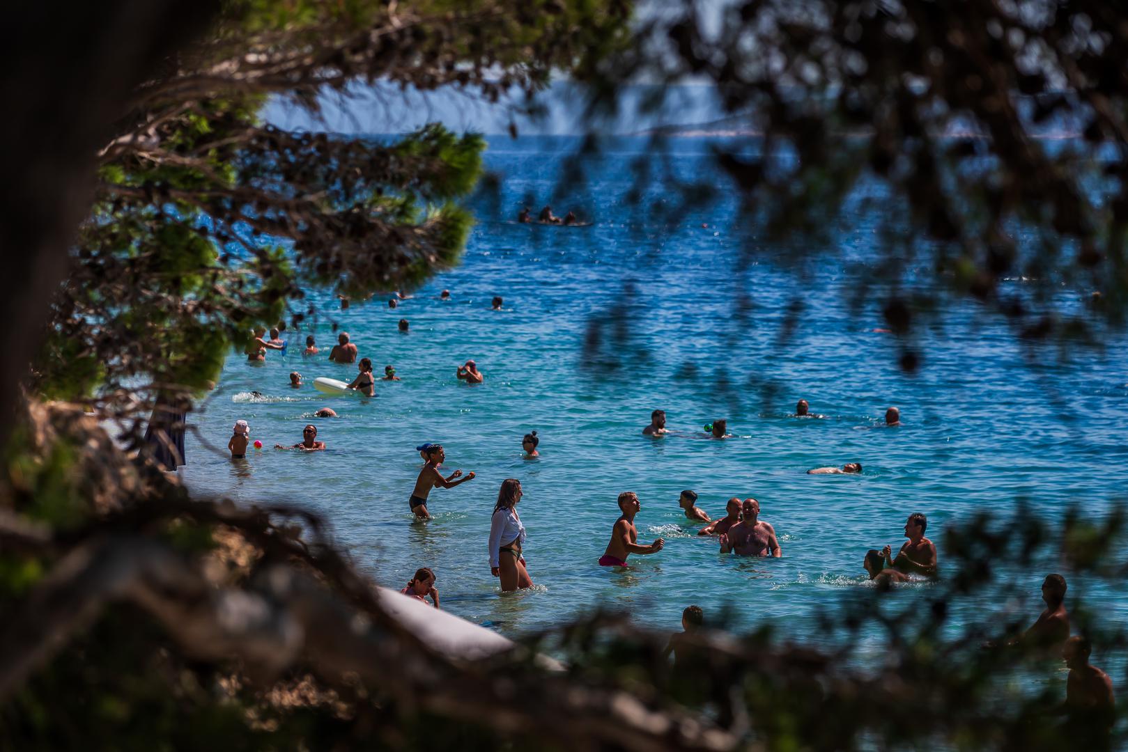 Na ovoj prelijepoj plaži možete susresti raznovrsne posjetitelje, od ljubitelja prirode koji dolaze na opuštanje do avanturista u kajacima i entuzijasta veslanja na dasci. Vožnja oko rta u kajaku ili na dasci pruža nezaboravno iskustvo, omogućujući posjetiteljima da u potpunosti dožive čarobnu ljepotu ovog zaštićenog područja. Punta Rata je, bez sumnje, raj na zemlji koji pruža nezaboravan bijeg od svakodnevnog života.