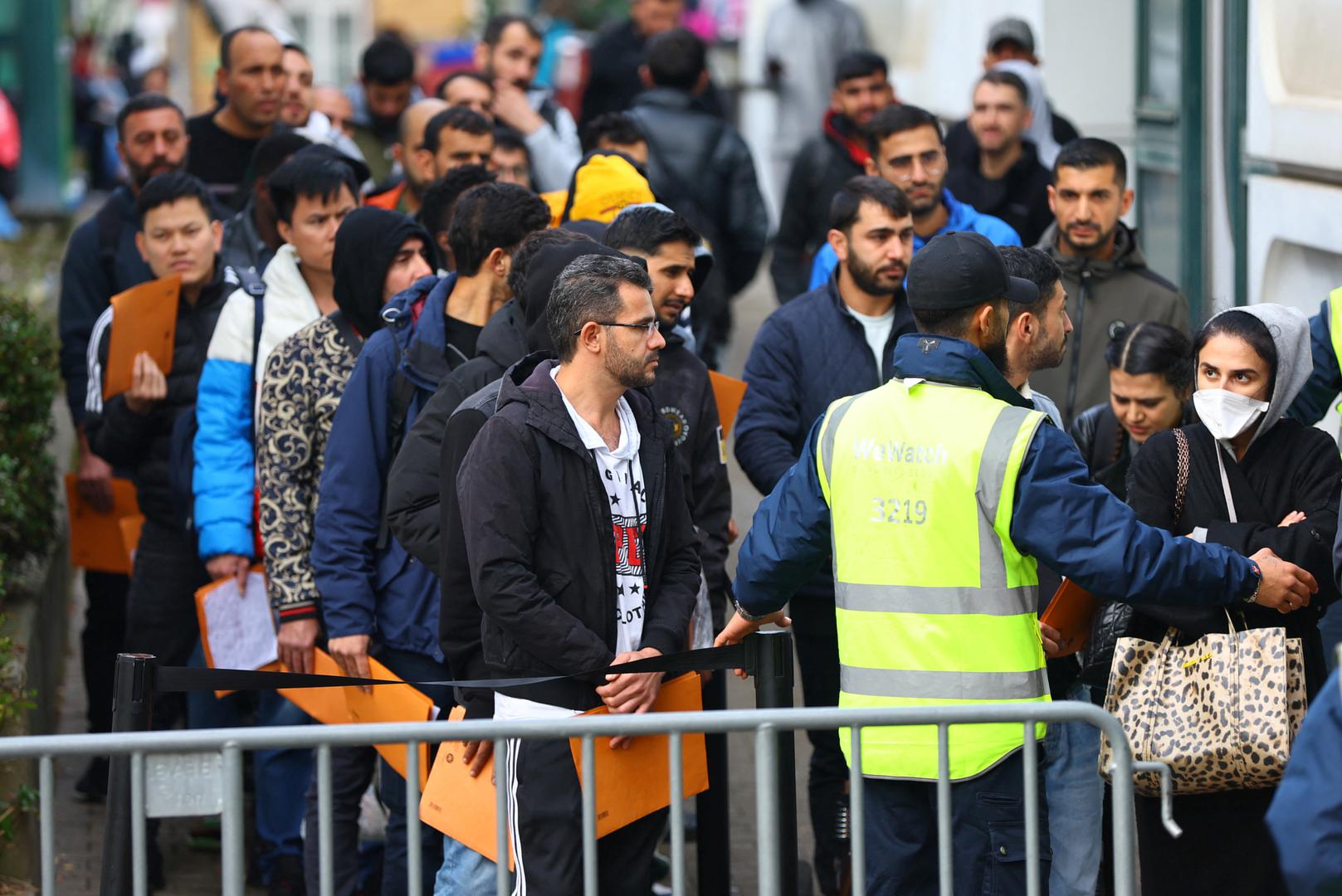 Migrants queue in a waiting area to be escorted to a registration office at the arrival centre for asylum seekers in Reinickendorf district, Berlin, Germany, October 6, 2023. REUTERS/Fabrizio Bensch Photo: Fabrizio Bensch/REUTERS