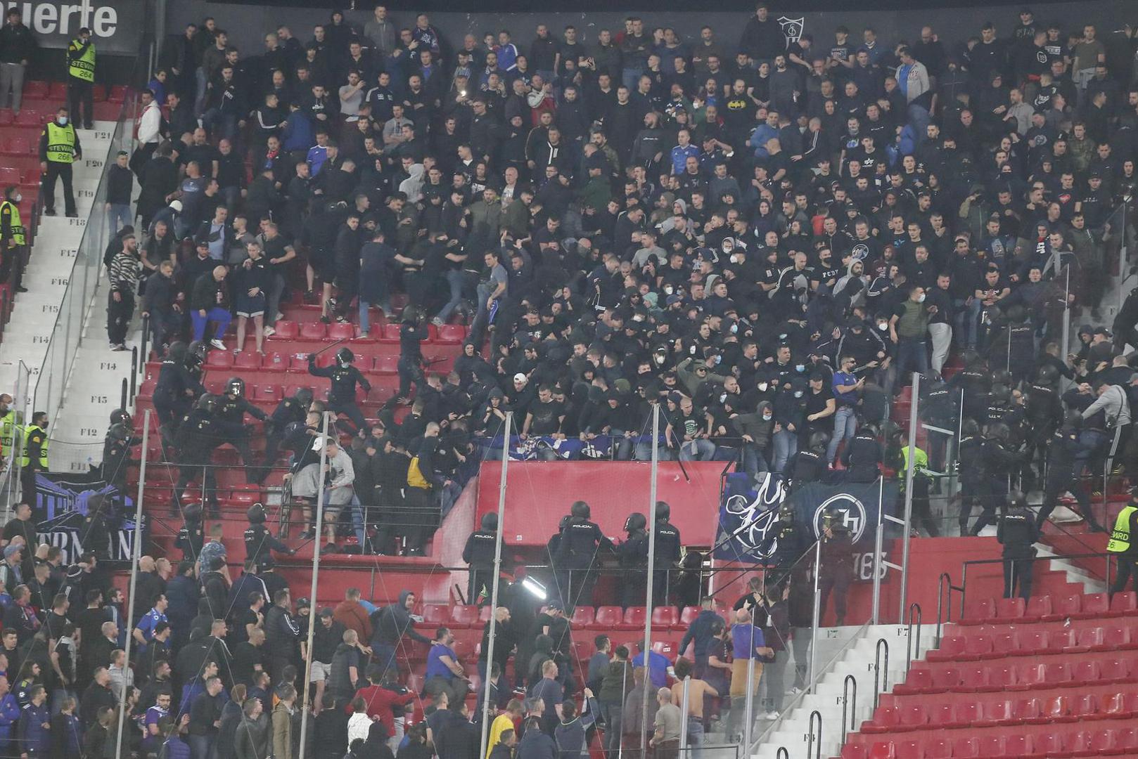 Dinamo je u Sevillu na utakmicu šesnaestine finala Europa lige pratilo oko 1200 navijača. Kada je Ivan Rakitić zabio penal za 1:0 s tribine hrvatskih navijača počeli su letjeti stolice, a policajci su se uhvatili za 'pendreke'.