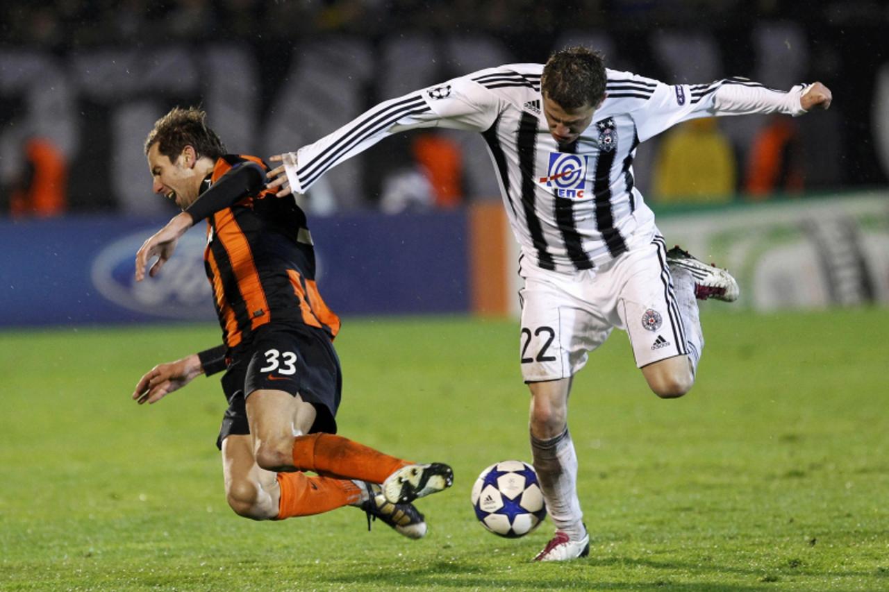 'Partizan Belgrade\'s Sasa Ilic (R) challenges Shakhtar Donetsk\'s Darijo Srna during their Champions League Group H soccer match in Belgrade November 23, 2010.             REUTERS/Ivan Milutinovic (S