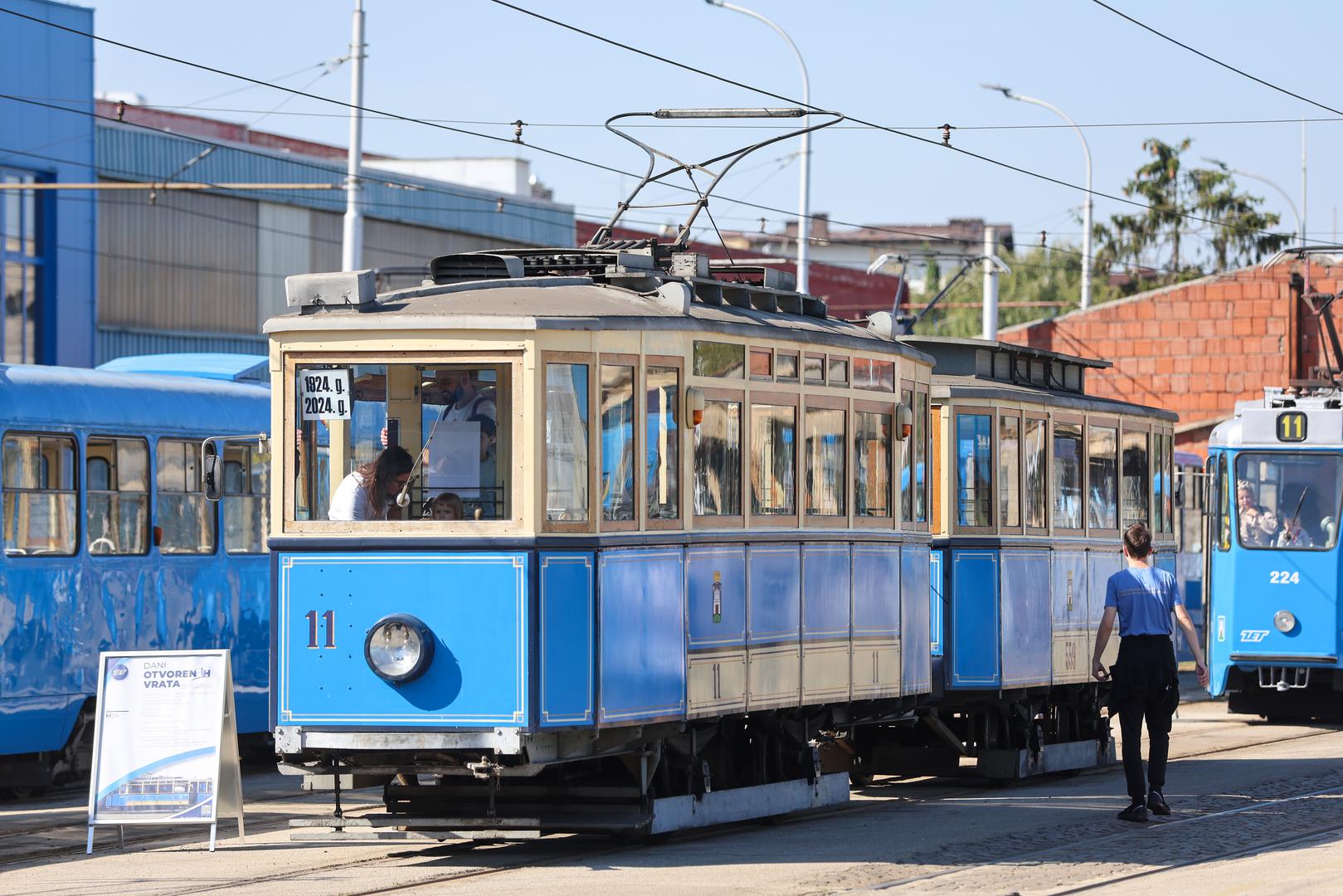 U dvorištu ZET-a tako su izloženi autobusi, tramvaji, ali i radna vozila, a za ljubitelje tehničke baštine, kao i najmlađe sugrađane, pripremljeni su i posebni izlošci kojima će se predstaviti segmenti vozila i njihovo održavanja. 