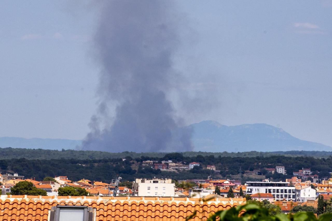 Požar u okolici Marčane, na terenu je oko 25 vatrogasaca i sedam vozila