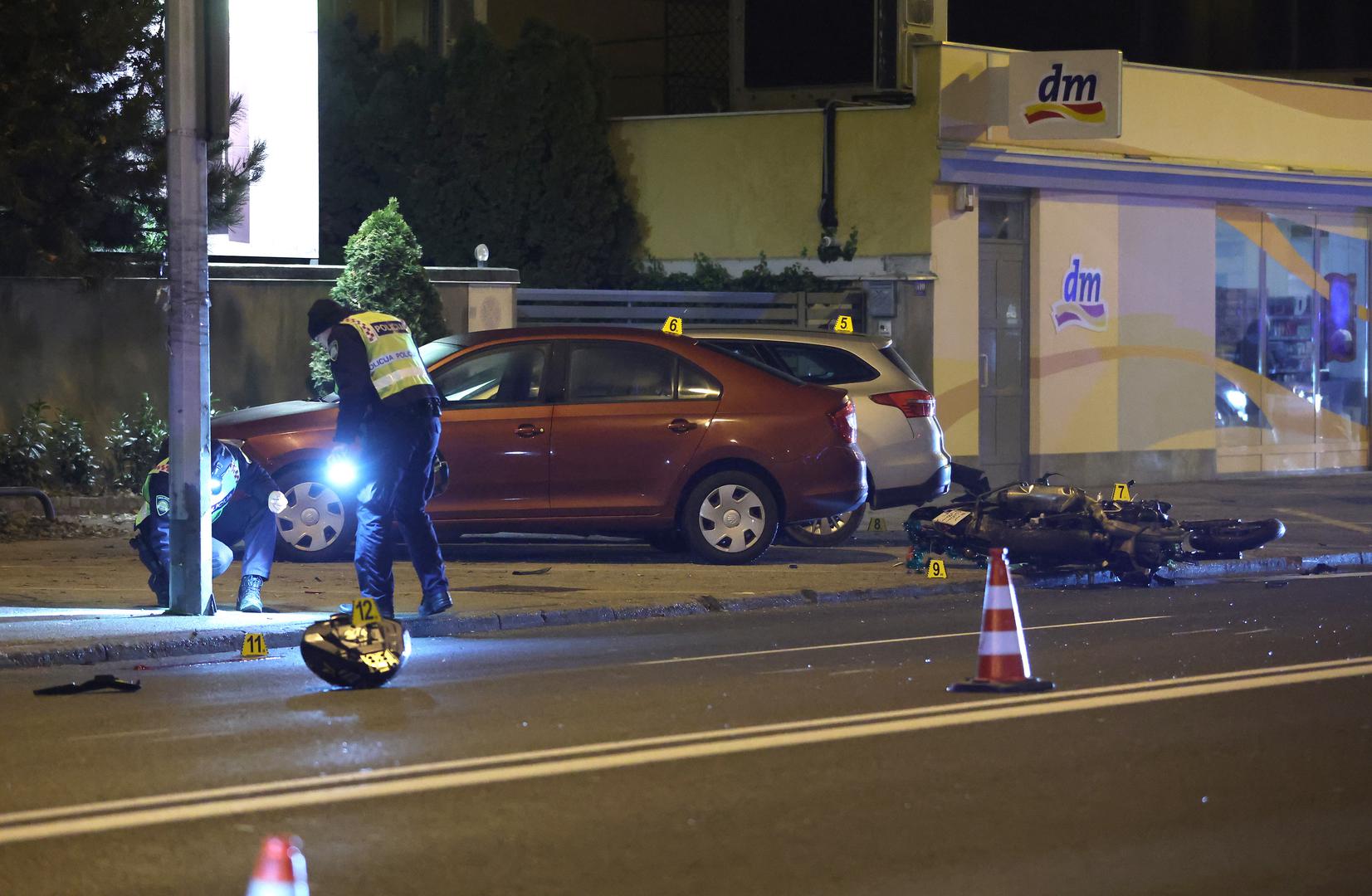 24.12.2023., Zagreb -  U Ilici kod kucnog broja 308 doslo je do prometne nesrece. Policijski sluzbenici obavljaju ocevid nakon prometne nesrece u kojoj su sudjelovali osobni automobil i motocikl. Smrtno je stradao vozac motocikla.  Photo: Sanjin Strukic/PIXSELL