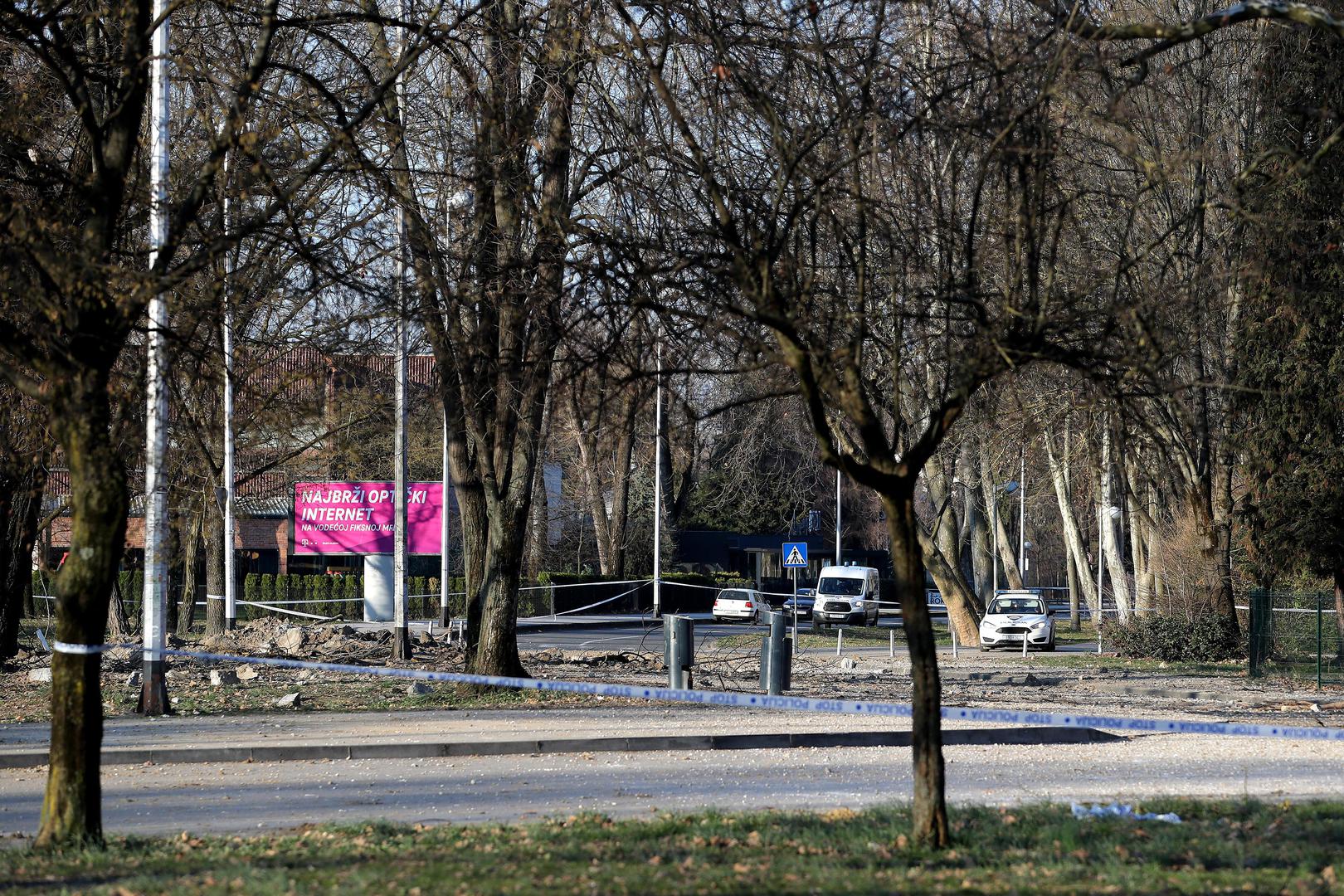 11.03.2022., Zagreb - Policija provodi ocevid nakon pada objekta iz zraka na Jaraunu, a policija je potvrdila da je pronadjen krater te dva padobrana. Policijski sluzbenici osigurali su uzu i siru zonu mjesta dogadjaja gdje se obavlja ocevid uz sudjelovanje svih nadleznih sluzbi.  Photo: Luka Stanzl/PIXSELL