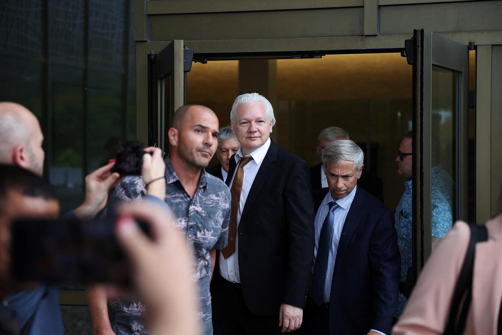 Njegovim oslobađanjem završava 14-ogodišnja pravna saga u kojoj je Assange proveo više od pet godina u britanskom zatvoru visoke sigurnosti i sedam godina u azilu u ekvadorskom veleposlanstvu u Londonu boreći se protiv izručenja u SAD, gdje se suočio s 18 kaznenih prijava.