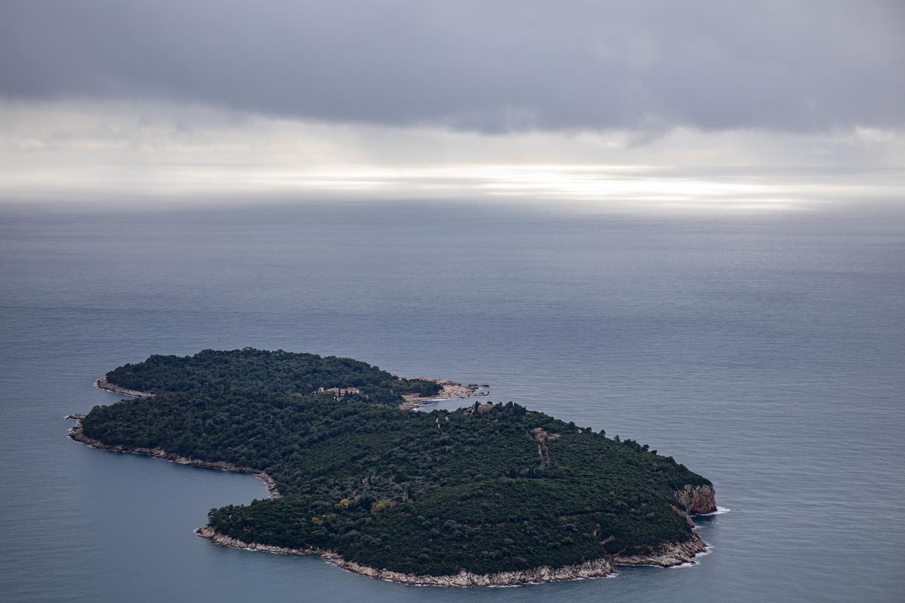 Olujni oblaci i kratkoročan "proboj" sunca iznad Dubrovnika