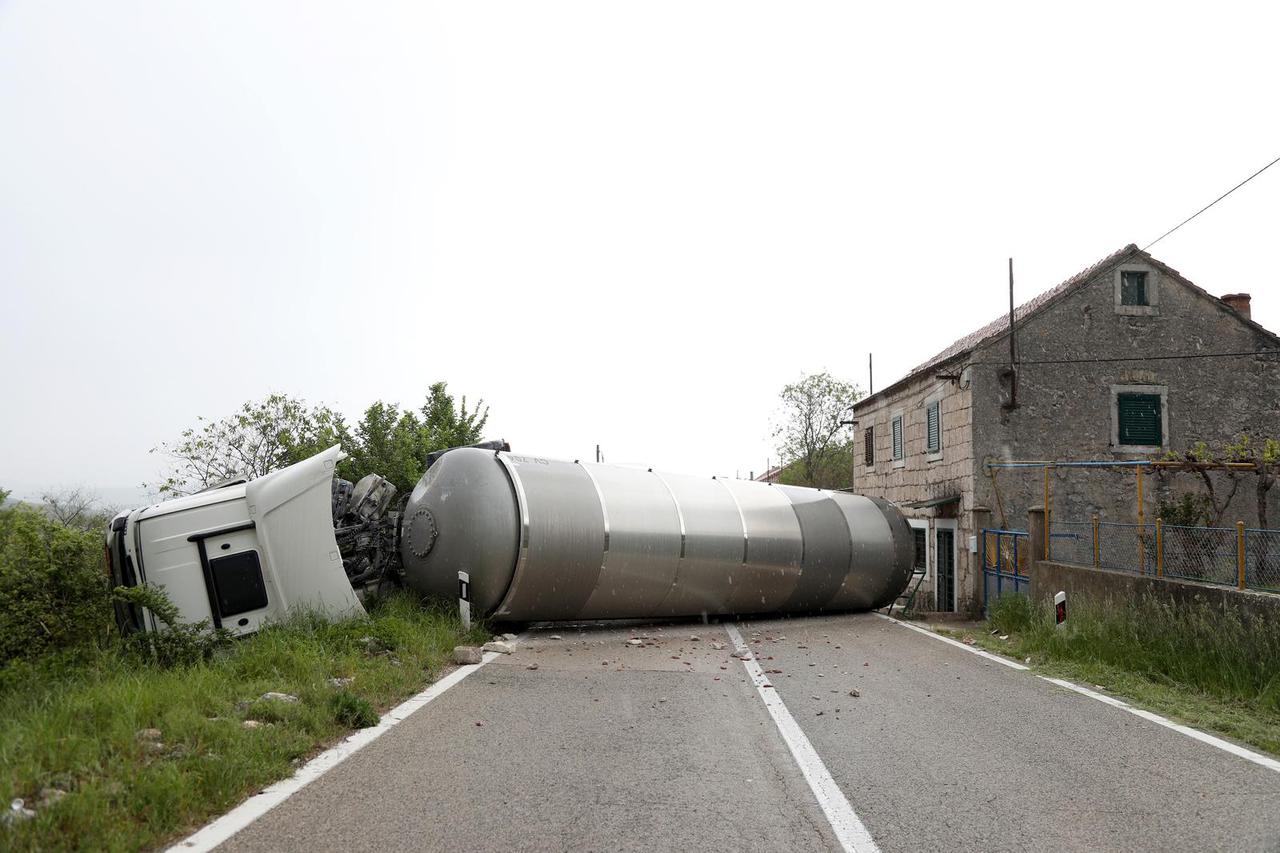 Cisterna se kod Drniša prevrnula i udarila u kapelicu 