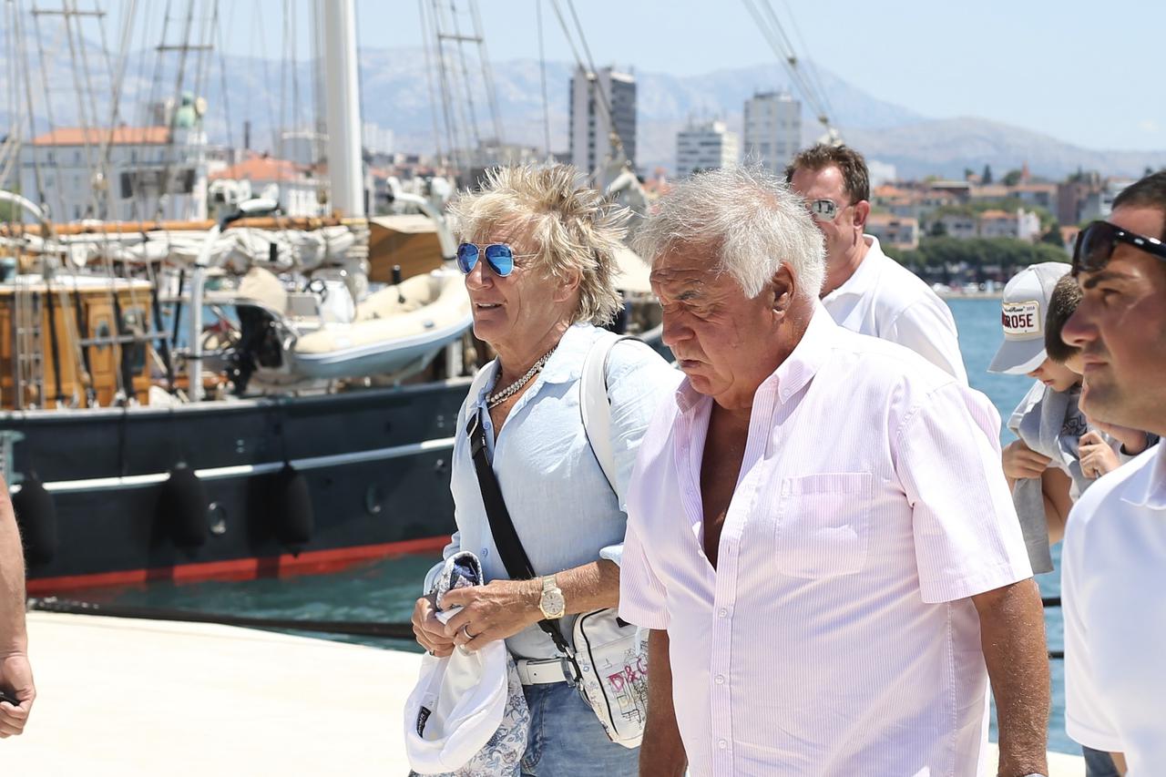 Rod Stewart na odlasku s broda poljubio ruke ženskoj posadi