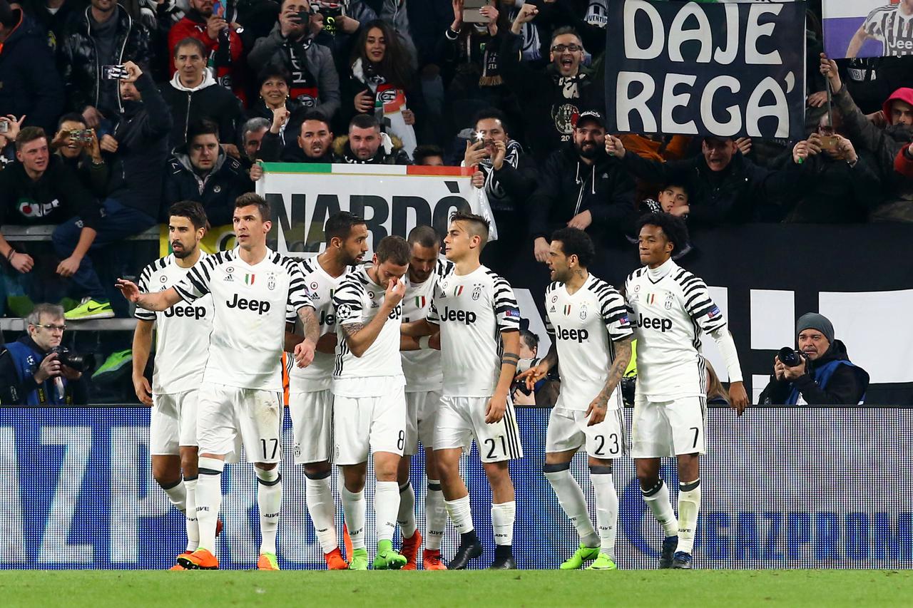 Soccer Football - Juventus v FC Porto - UEFA Champions League Round of 16 Second Leg - Juventus Stadium, Turin, Italy - 14/3/17 Juventus' Paulo Dybala celebrates scoring their first goal with team mates Reuters / Stefano Rellandini Livepic