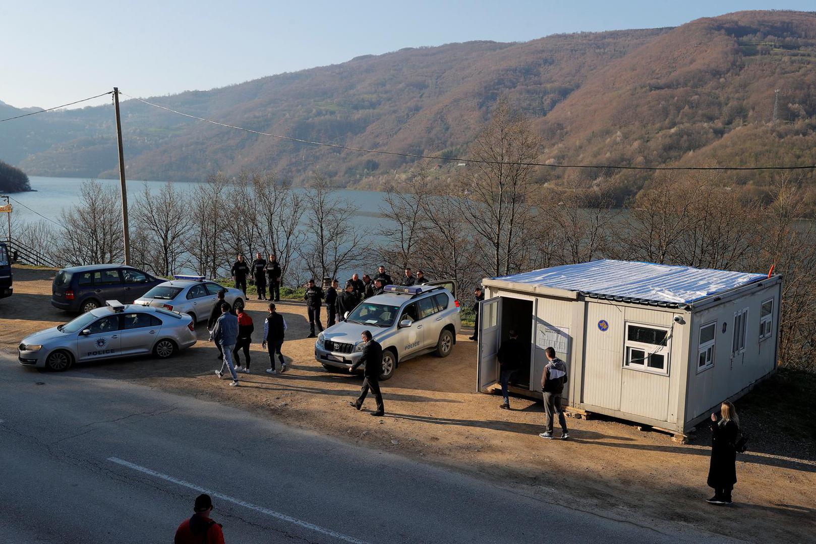 Kosovar police officers stand guard next to a container used as an alternative voting center, in Zubin Potok, Kosovo, April 23, 2023.  REUTERS/Valdrin Xhemaj NO RESALES. NO ARCHIVES. Photo: Stringer/REUTERS