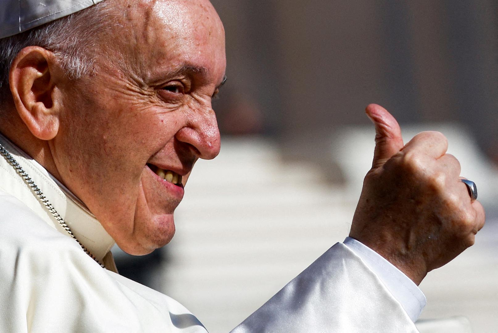 FILE PHOTO: Pope Francis gives thumbs up as he arrives for the weekly general audience at the Vatican, May 18, 2022. REUTERS/Guglielmo Mangiapane/File Photo Photo: GUGLIELMO MANGIAPANE/REUTERS