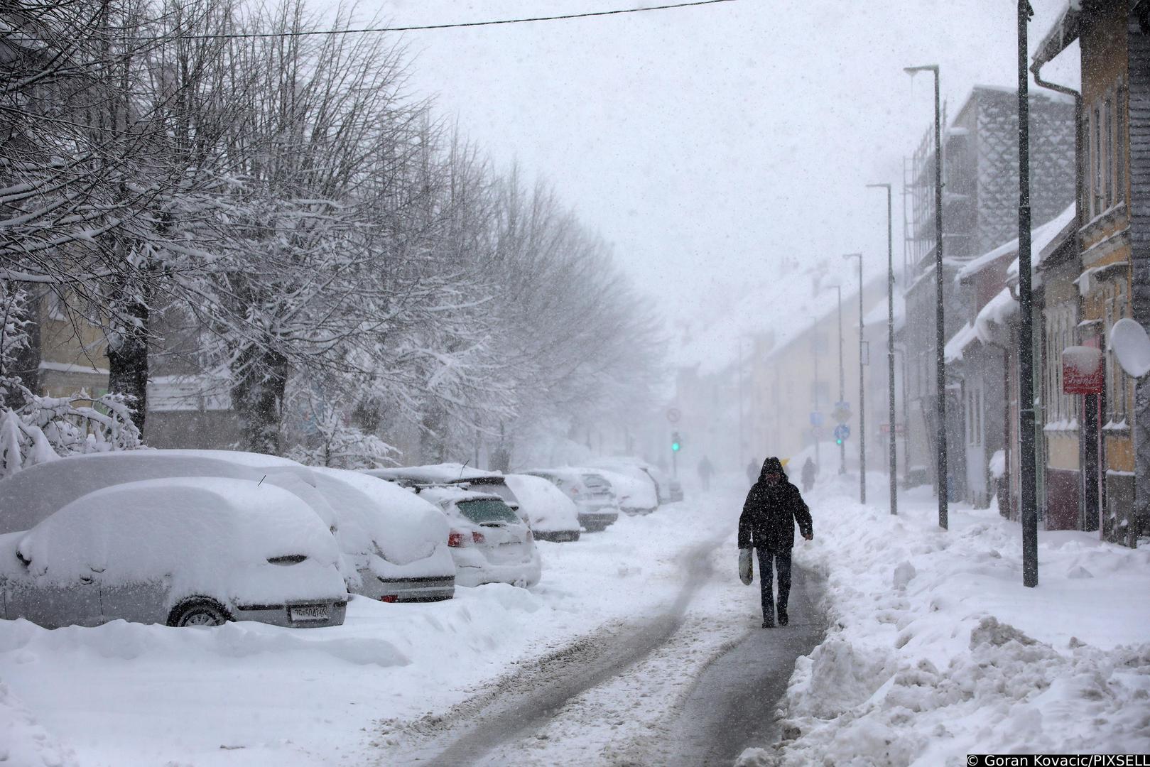 26.02.2023., Delnice - Snjezno nevrijeme u Gorskom kotaru. Ljudi hodaju po cesti prekrivenoj snijegom. Photo: Goran Kovacic/PIXSELL