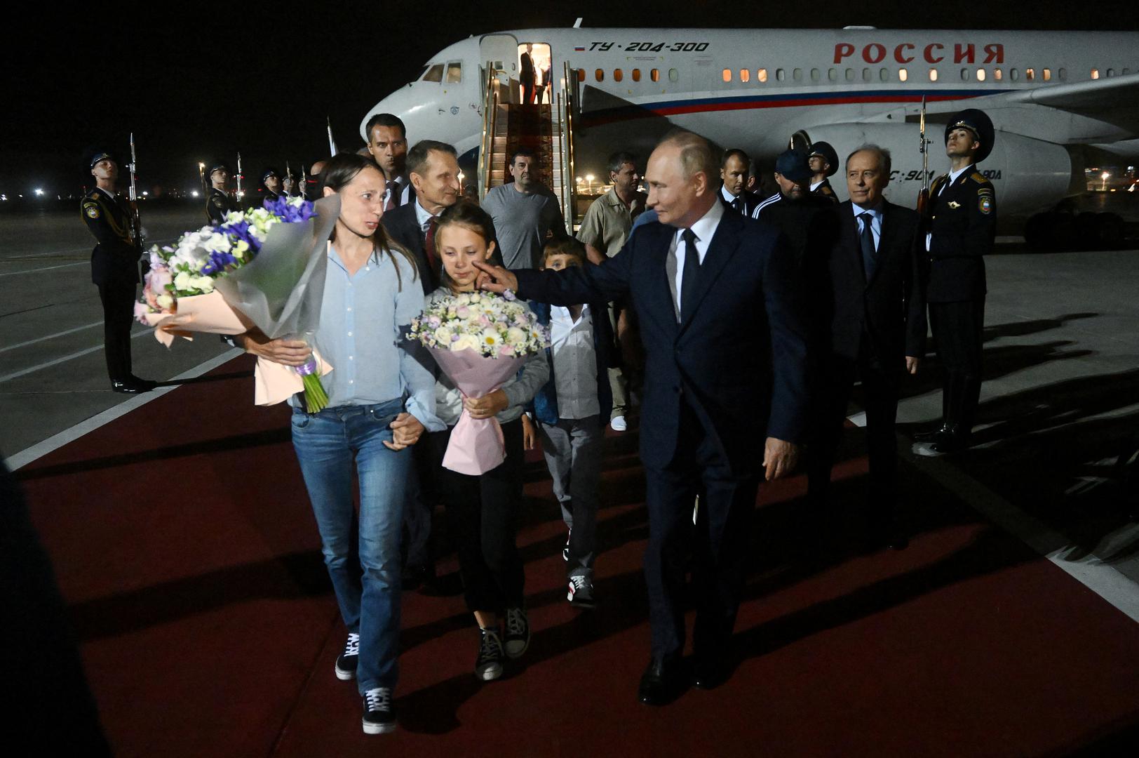 Russian President Vladimir Putin welcomes Russian nationals, including Artyom Dultsev, Anna Dultseva and their children, following a prisoner exchange between Russia with Western countries, during a ceremony at Vnukovo International Airport in Moscow, Russia August 1, 2024. Sputnik/Mikhail Voskresensky/Pool via REUTERS ATTENTION EDITORS - THIS IMAGE WAS PROVIDED BY A THIRD PARTY. Photo: MIKHAIL VOSKRESENSKY/REUTERS