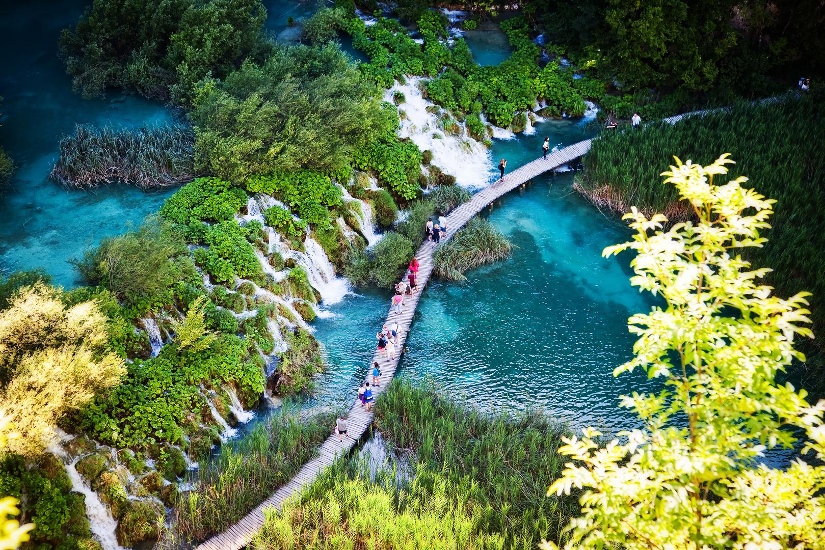 Plitvička jezera: To je najveći, najstariji i najposjećeniji hrvatski nacionalni park. Predstavlja šumovit planinski kraj u kojem se nalazi 16 jezera različite veličine, ispunjenima kristalnom modrozelenom vodom.