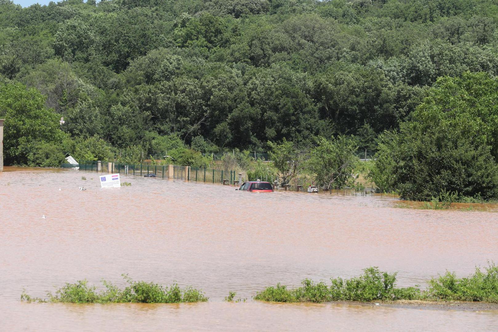 Nastavak vremena najavljuje se i danas, a zbog opasnosti od bujičnih poplava i snažnih pljuskova, za nekoliko regija je na snazi narančasti meteoalarm