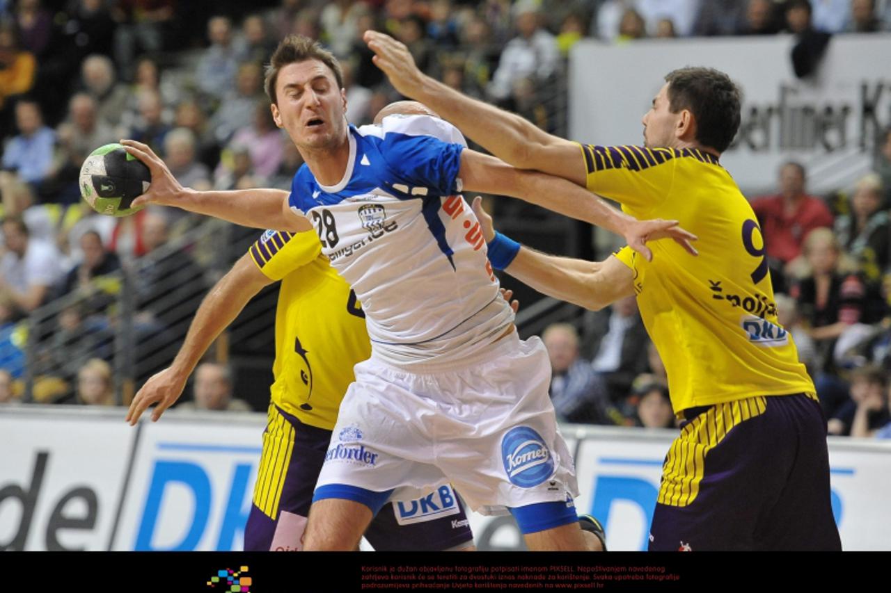 '11.11.2012, Max-Schmeling-Halle, Berlin, GER, 1. HBL, Herren, Fchse Berlin vs. Lemgo im Bild Gunnar Dietrich (TBV Lemgo) Mitte gegen Konstantin Igropulo (Fchse/Fuechse Berlin) links und Denis Spolj