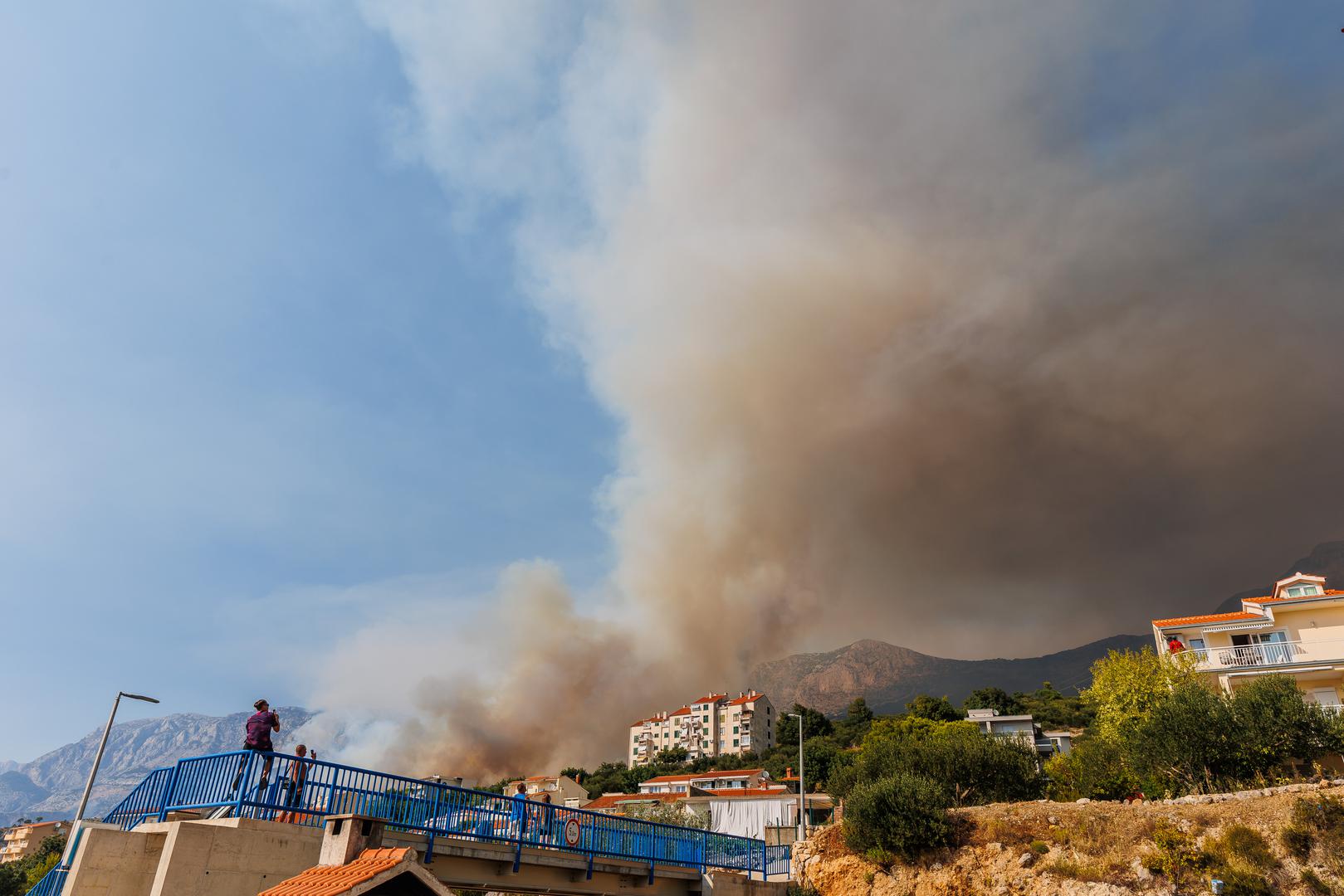 31.07.2024., Podgora  - Pozar koji je jucer buknio povise Tucepa prosirio se u poslijepodnevnim satima i na podgoru i ostatak Biokova. Photo: Zvonimir Barisin/PIXSELL