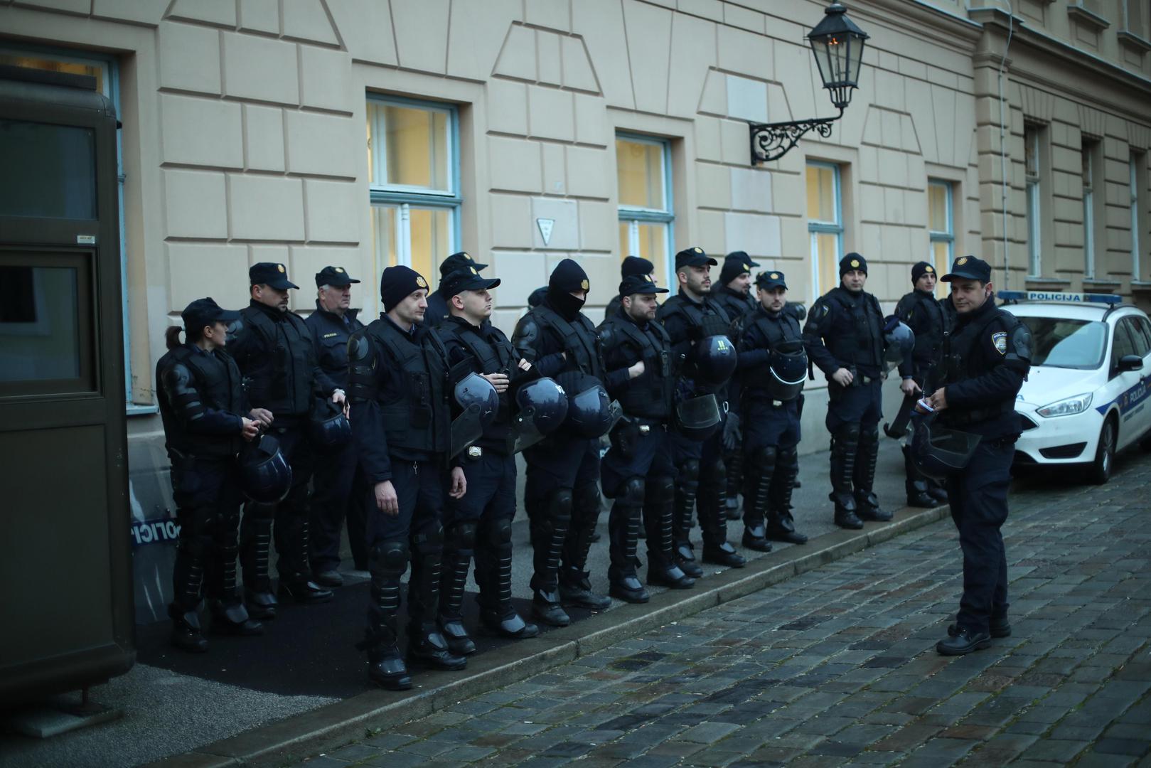 15.12.2021.,Zagreb - Policija i prosvjednici okupili se na Markovom trgu uoci novog prosvjeda