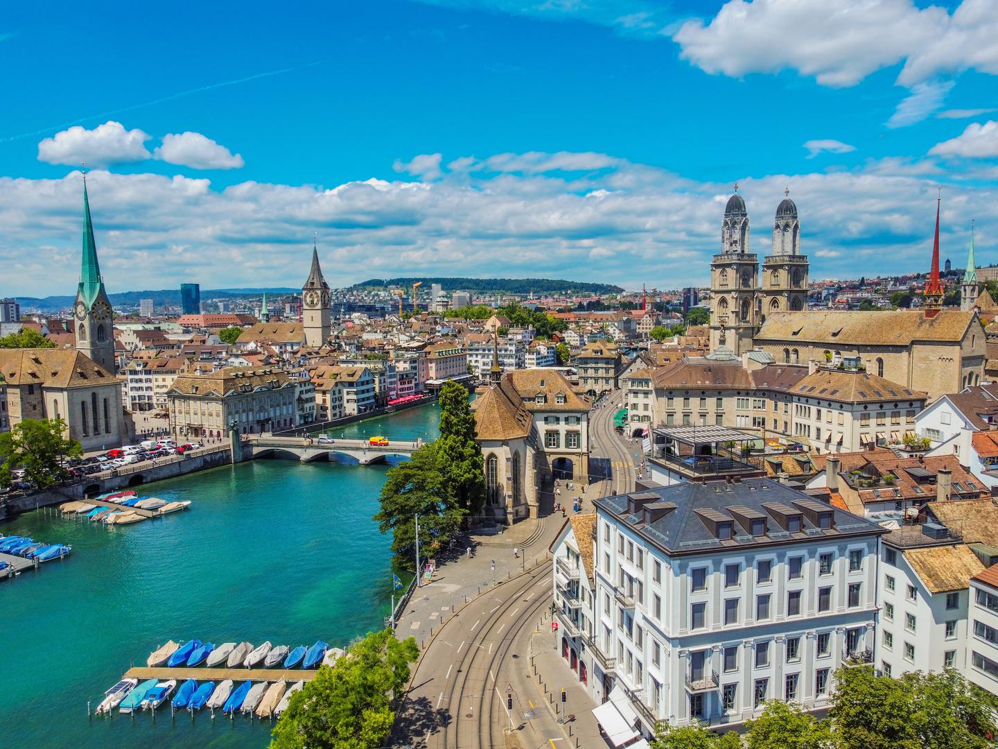 Zurich, Švicarska: Švicarski grad Zürich zauzeo je prvo mjesto, prema istraživanju, s 97 posto stanovnika koji su zadovoljni životom u njemu. Slično kao i Ženeva, Zürich je globalno središte bankarskih i financijskih usluga. Nalazi se na sjevernom rubu Ciriškog jezera na sjeveru zemlje. Osim ekonomske ponude, grad u sebi ima i slikoviti Stari grad koji se nalazi s obje strane rijeke Limmat.