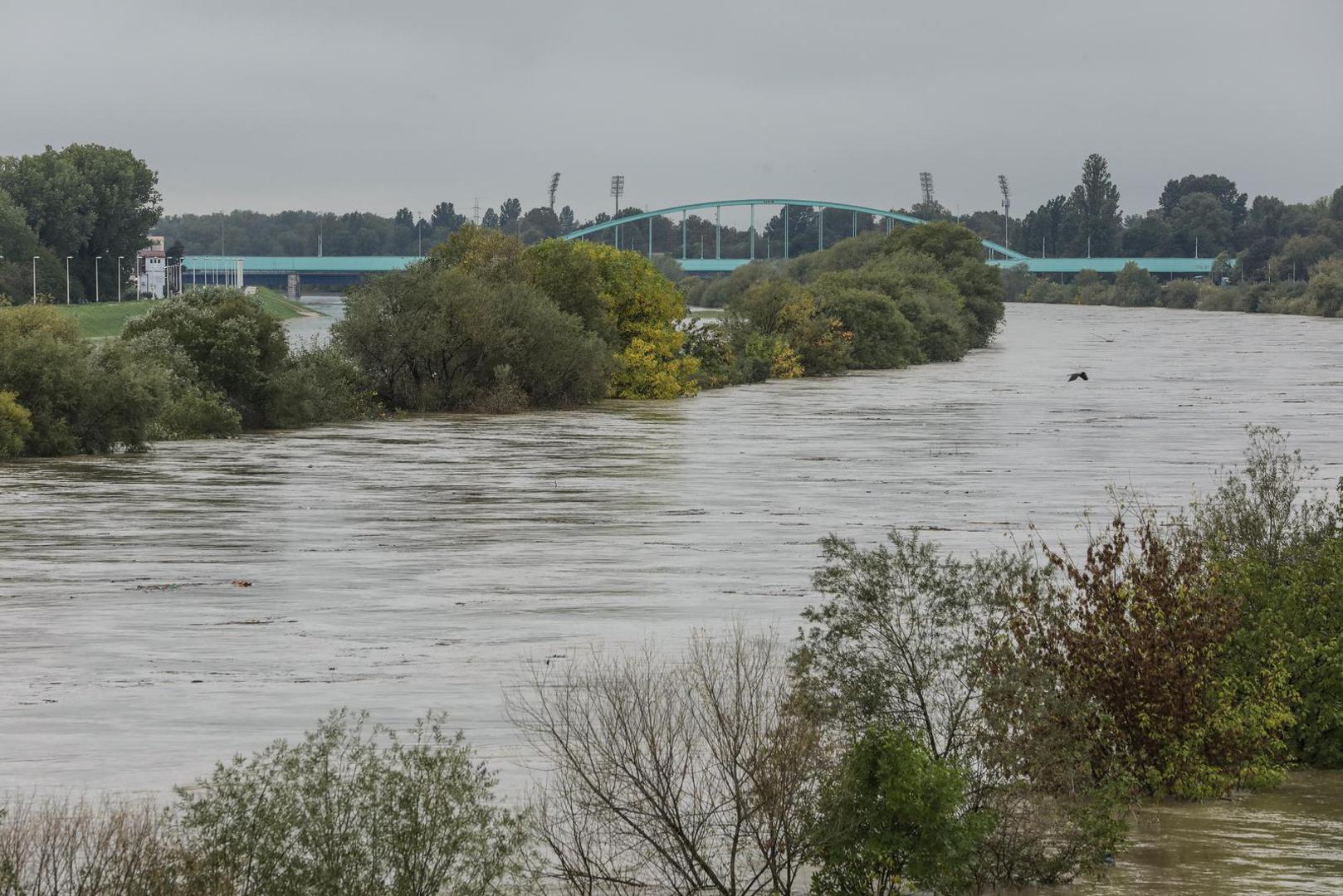 30.09.2022.,Zagreb, usljed dugotrajnih kisa, rijeka Sava izasla iz svoga korita, a vodostaj rijeke dosao do nasipa.  Photo: Robert Anic/PIXSELL