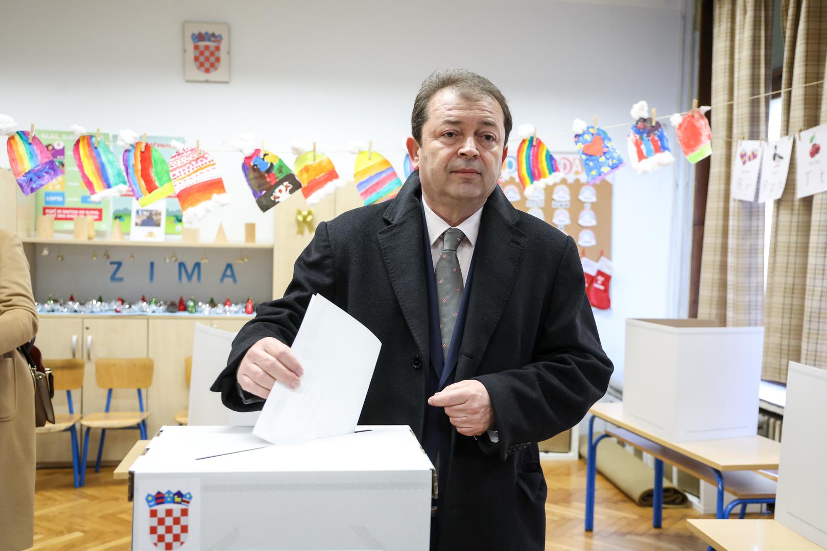 29.12.2024., Zagreb - Predsjednicki kandidat Tomislav Jonjic glasovao na predsjednickim izborima u OS Ivana Mestrovica. Photo: Igor Kralj/PIXSELL