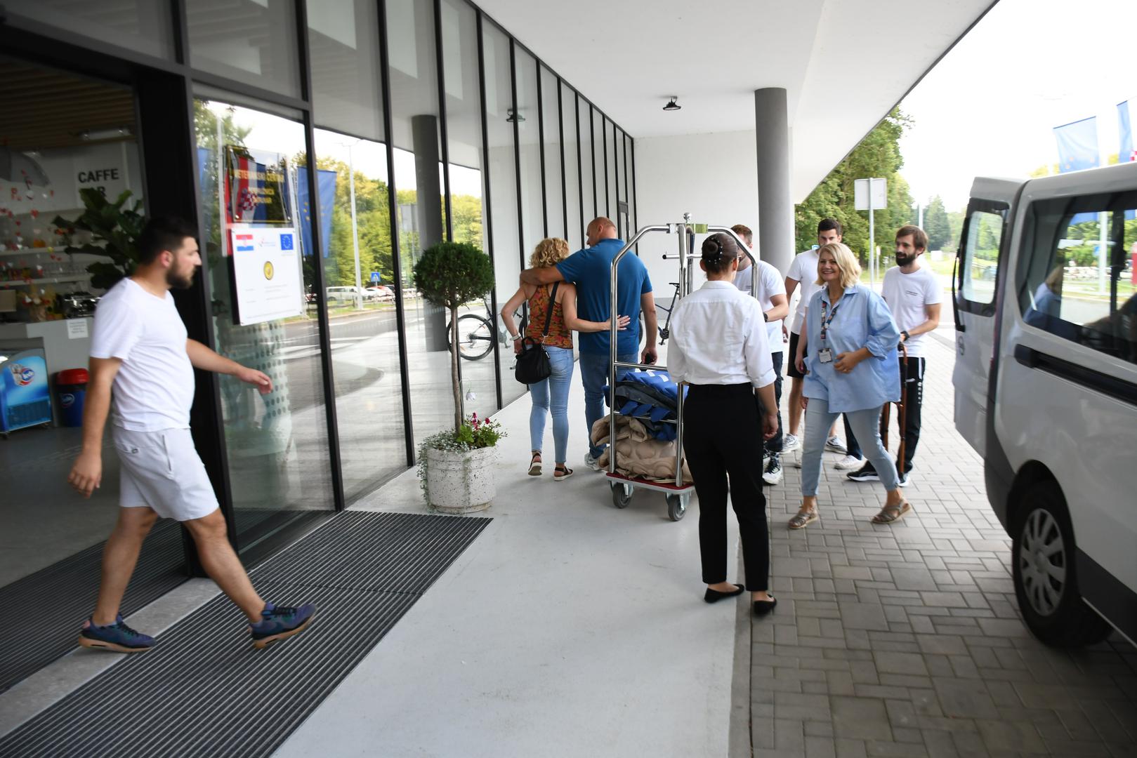 23.07.2024., Daruvar - Dan nakon masakra u daruvarskom Domu za starije i nemocne kada je  muskarac, bivsi vojni policajac, Kresimir Pahoki usetao u Dom,  poceo pucati i ubio 6 osoba i nekolicinu ranio. Za sutra, srijedu, u Gradu Daruvaru su odlucili proglasiti Dan zalosti . U daruvarskom Veteranskom centru smjesteno je 13 prezivjelih sticenika doma, a jos i danas su dopremane i prebacivane stvari iz Doma u centar. Dren Stocek, voditelj Veteranskog centra Photo: Damir Spehar/PIXSELL