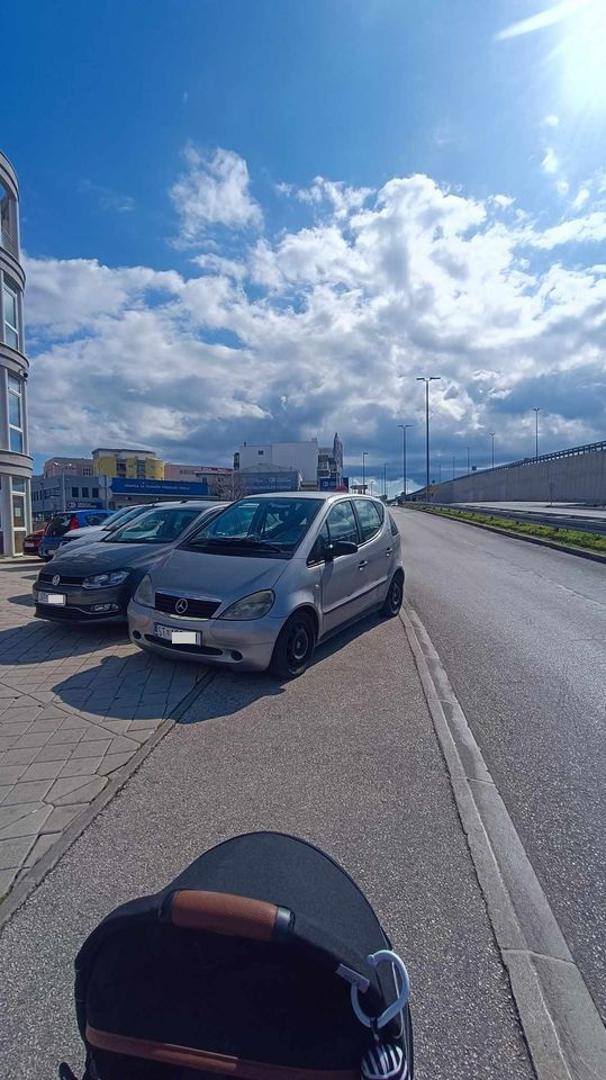 Oni su objavili i ''tjedni pregled'' nepropisno parkiranih automobila diljem Hrvatske, a svašta se tu može naći - od parkiranja preko više parkirnih mjesta pa do parkiranja ispred rampi. 
