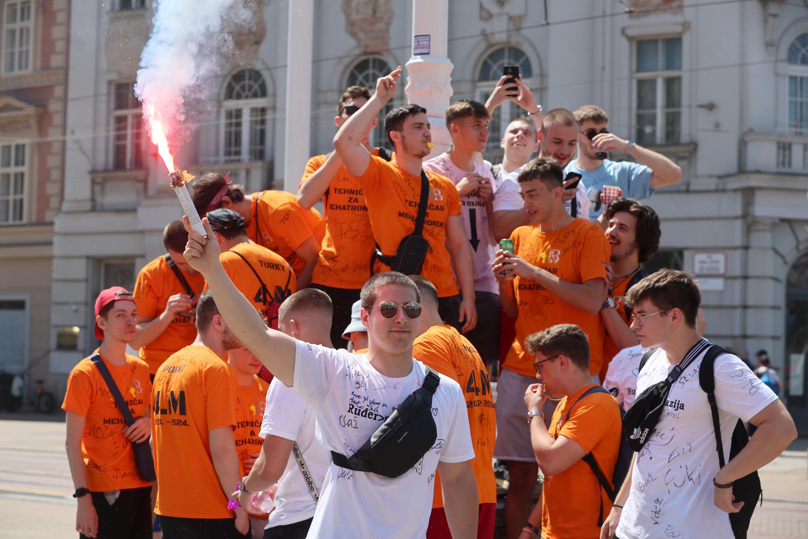 24.05.2024., Zagreb - Zagrebacki maturanti okupljaju se na Trgu bana Josipa Jelacica od kuda ce u povorci krenuti prema Bundeku gdje ce obiljeziti zavrsetak srednjoskolskog obrazovanja. Photo: Sanjin Strukic/PIXSELL