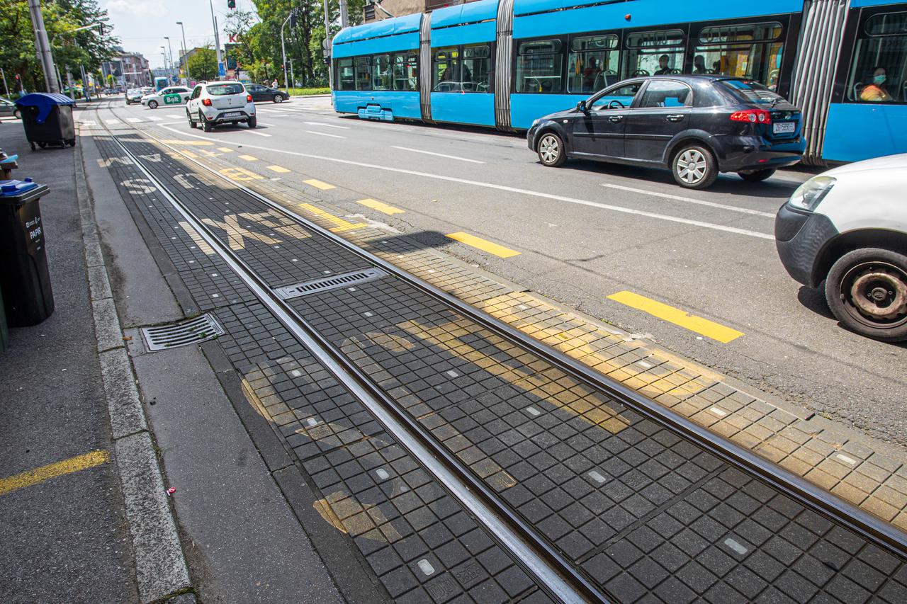 Zagreb: Na kolniku osim oznaka "tram", "bus", "taxi" netko nadodao i oznaku "BAJS"